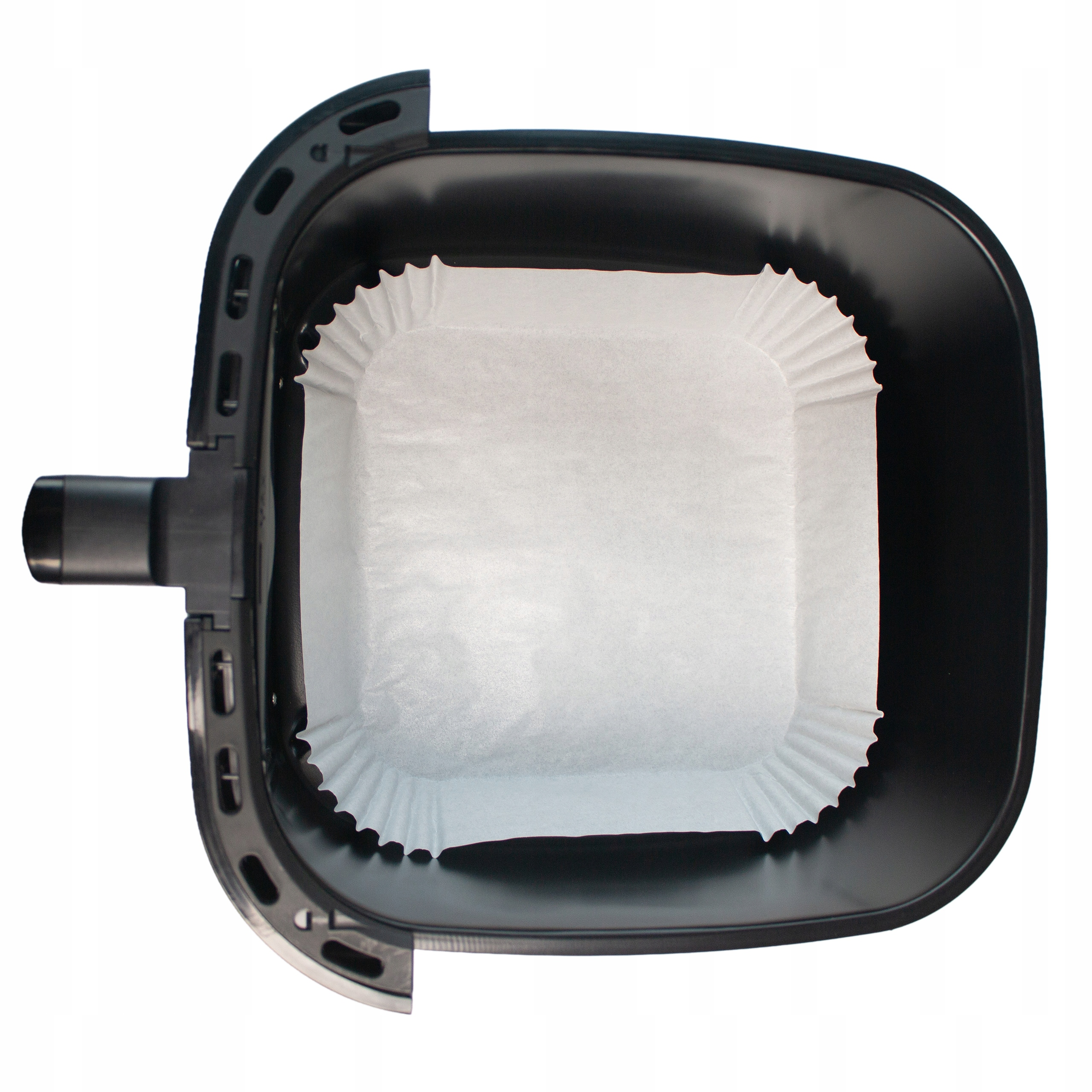 Czarny kosz frytkownicy beztłuszczowej z białym papierowym wkładem, widok z góry.