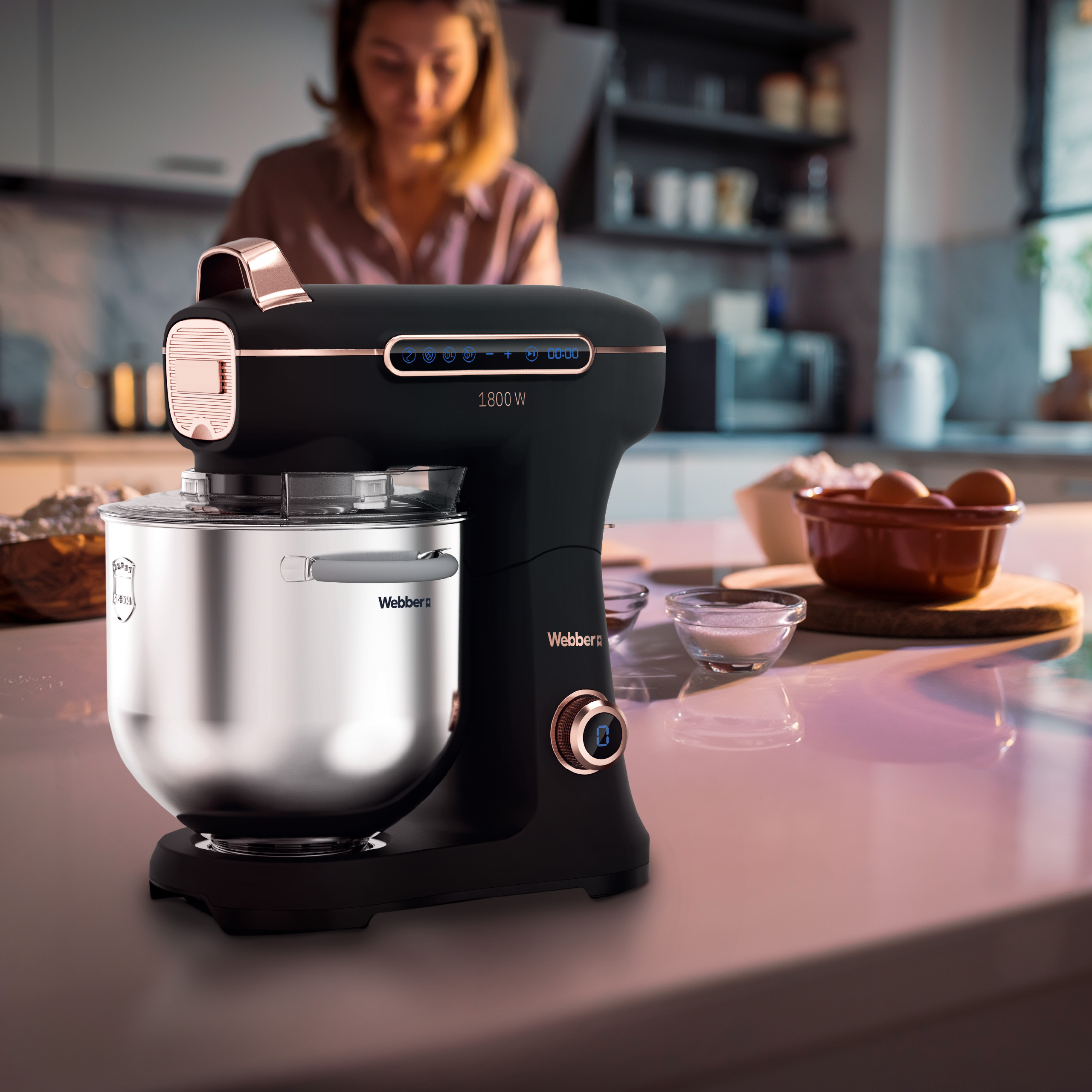 Czarny mikser kuchenny z srebrną misą i różowo-złotymi detalami.