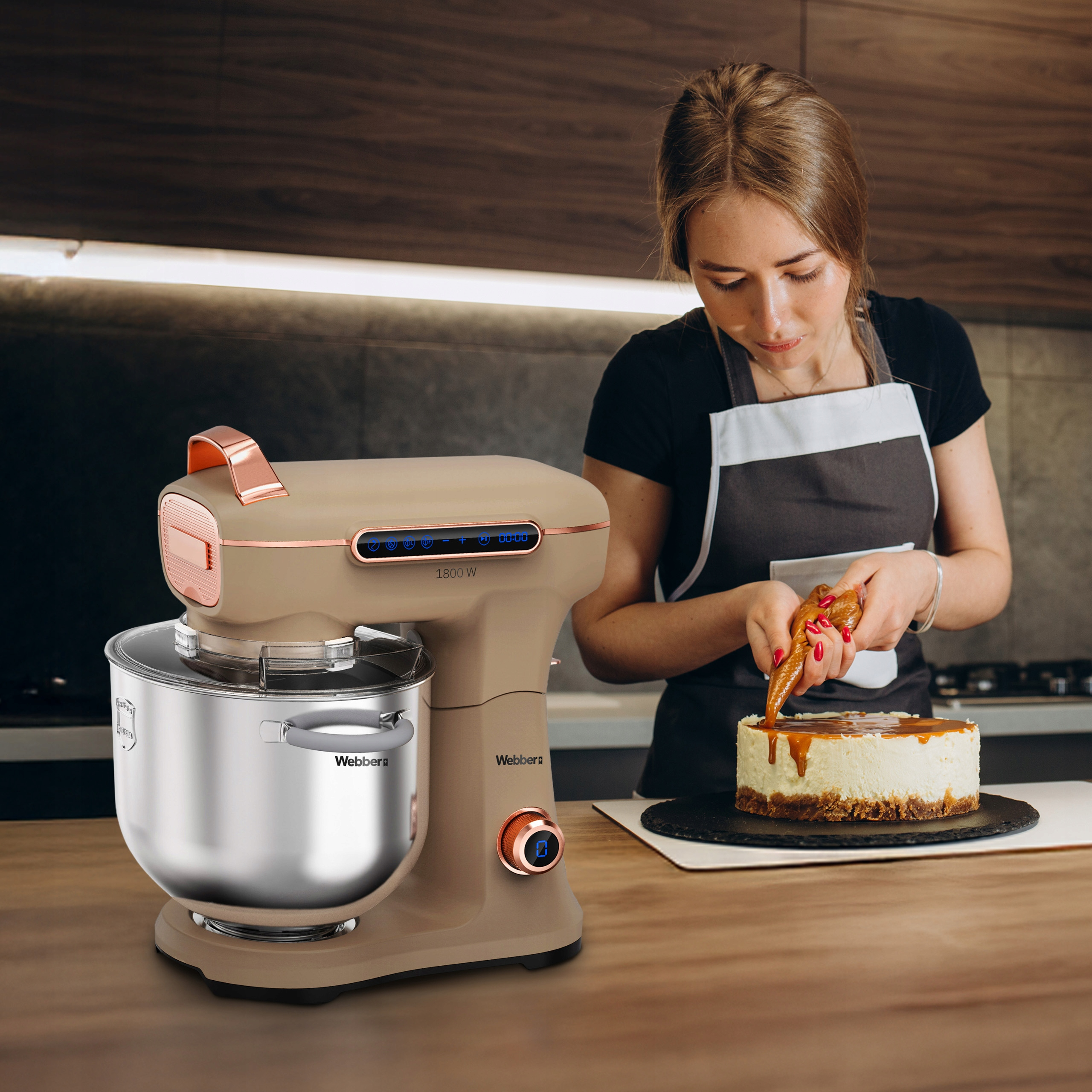 Kobieta dekoruje ciasto lukrem z rękawa cukierniczego.