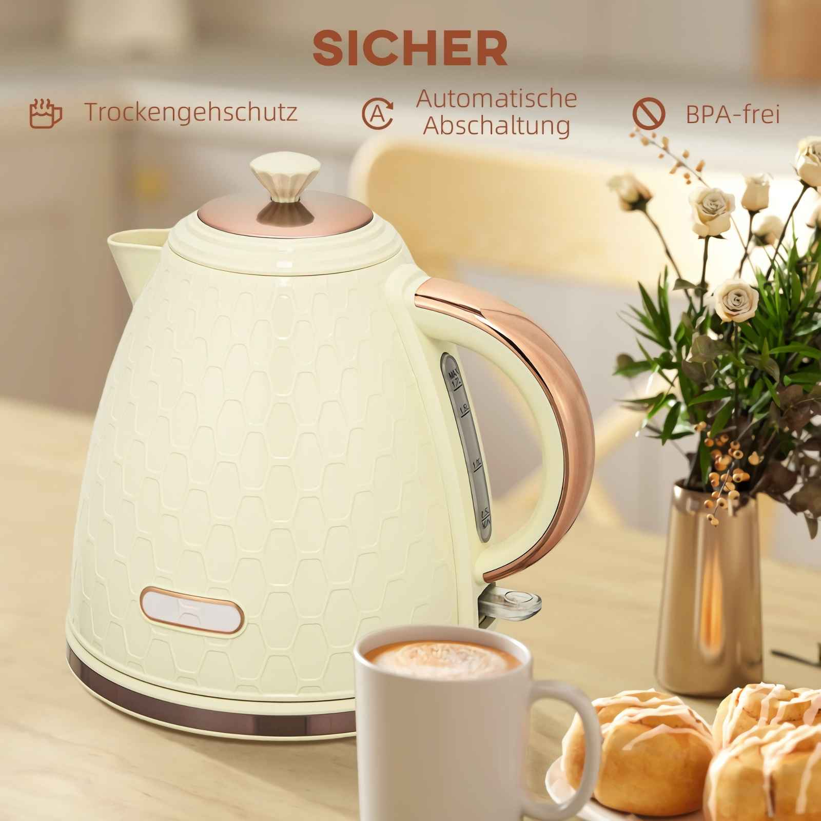 Eine cremefarbene Teekanne mit kupferfarbenen Akzenten steht neben Gebäck und Kaffee.