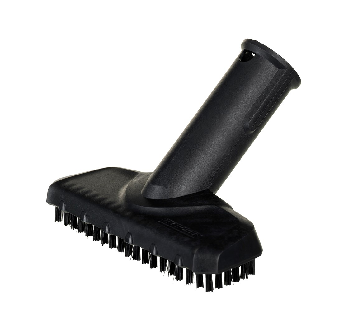 Czarna szczotka do odkurzacza z krótkim, sztywnym włosiem jest ustawiona pod kątem w górę na białym tle.