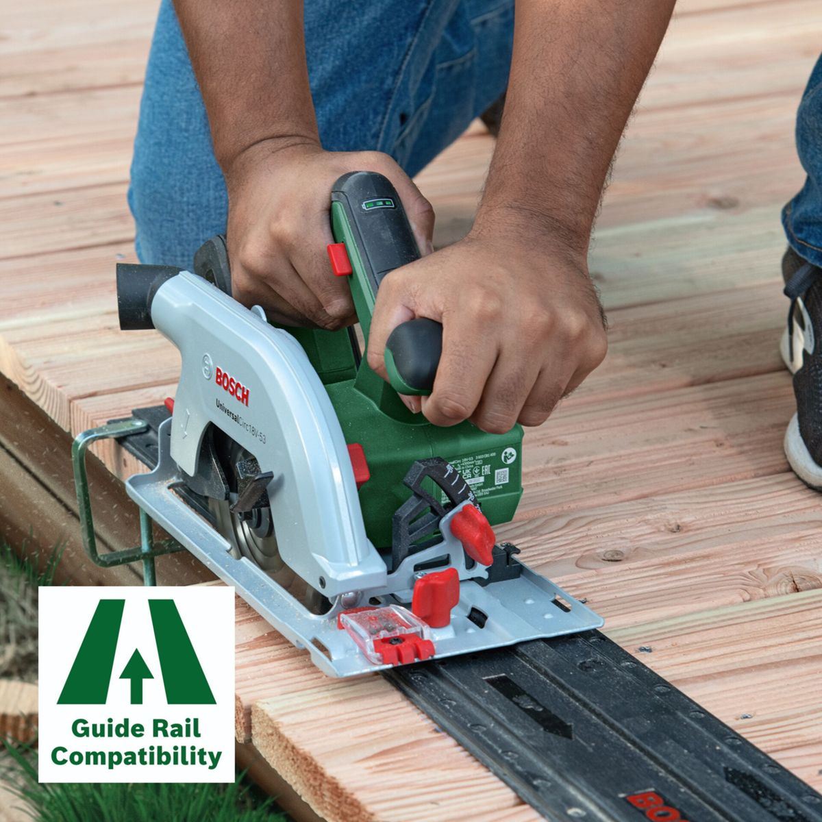 Osoba używa piły tarczowej na drewnianych deskach z szyną.