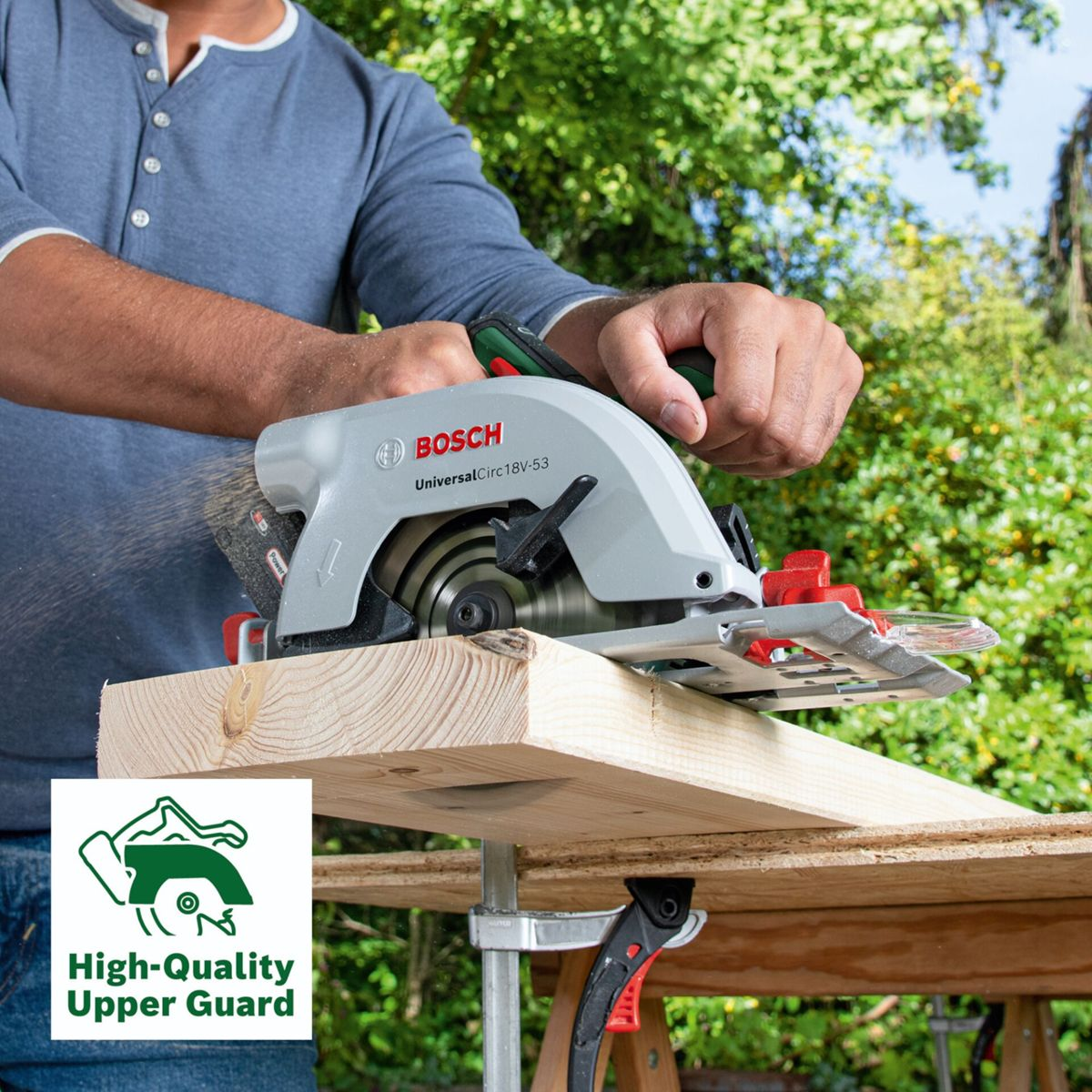 Mężczyzna tnie drewno piłą tarczową. Logo Bosch i osłona.