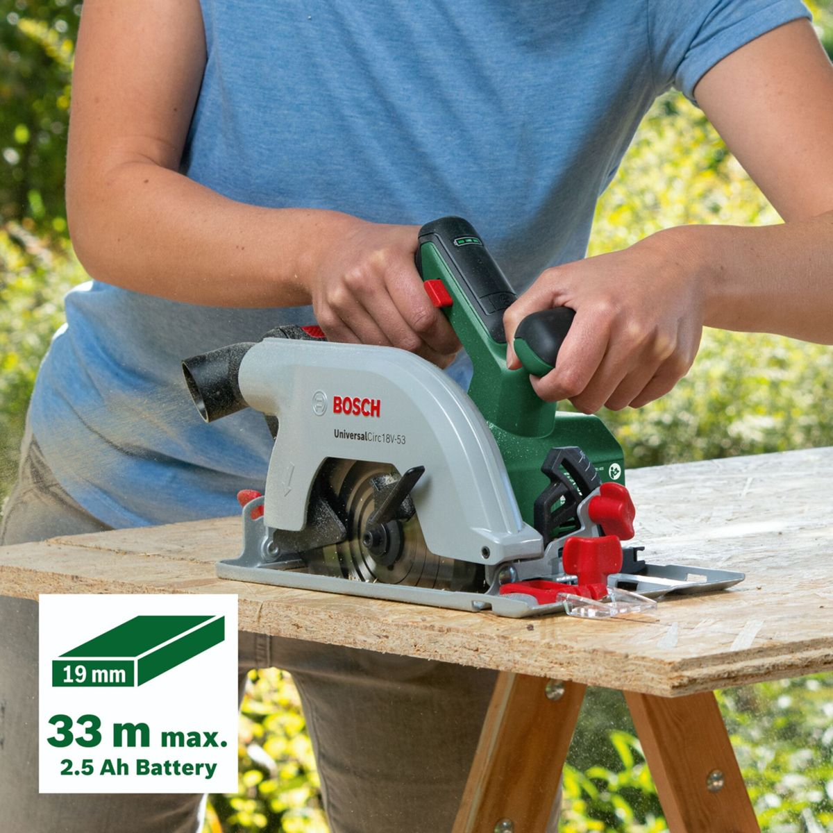 Osoba używa piły tarczowej Bosch na drewnie na zewnątrz.