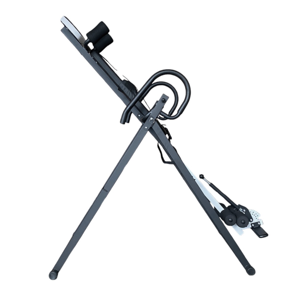 Czarny stół inwersyjny z wyściełanym oparciem i podpórkami na kostki.