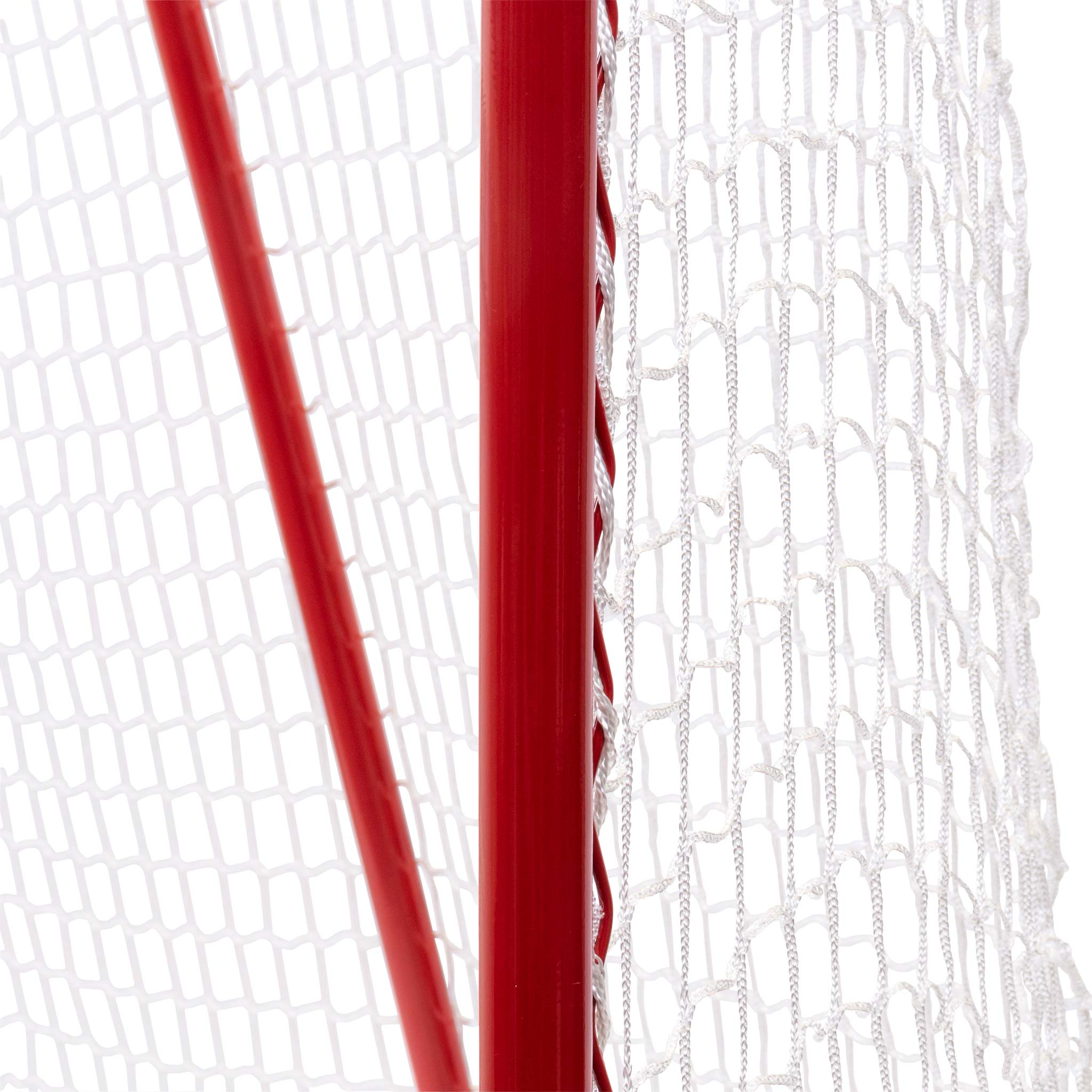 Czerwony słup połączony z białą siatką, zbliżenie.