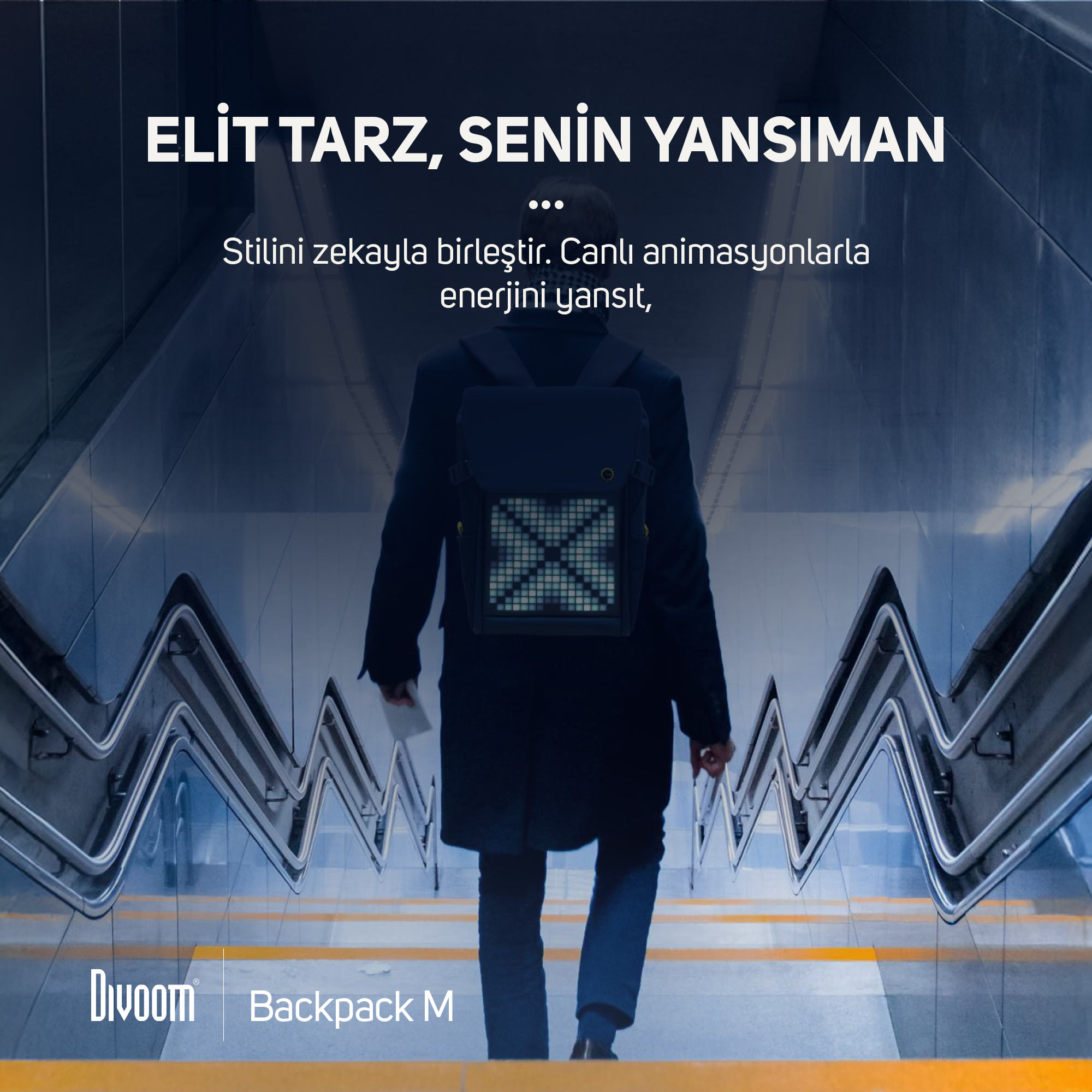 Dijital LED ekranlı sırt çantasıyla merdivenlerde bir adam.