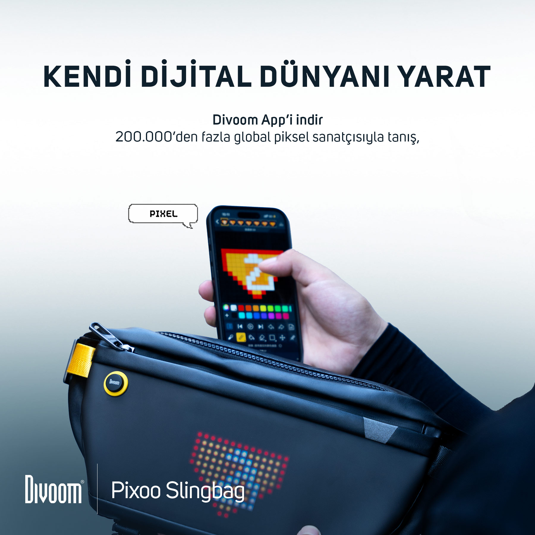 Kişi, siyah bir Divoom Pixoo Slingbag üzerinde piksel sanatını gösteren bir akıllı telefon tutuyor.