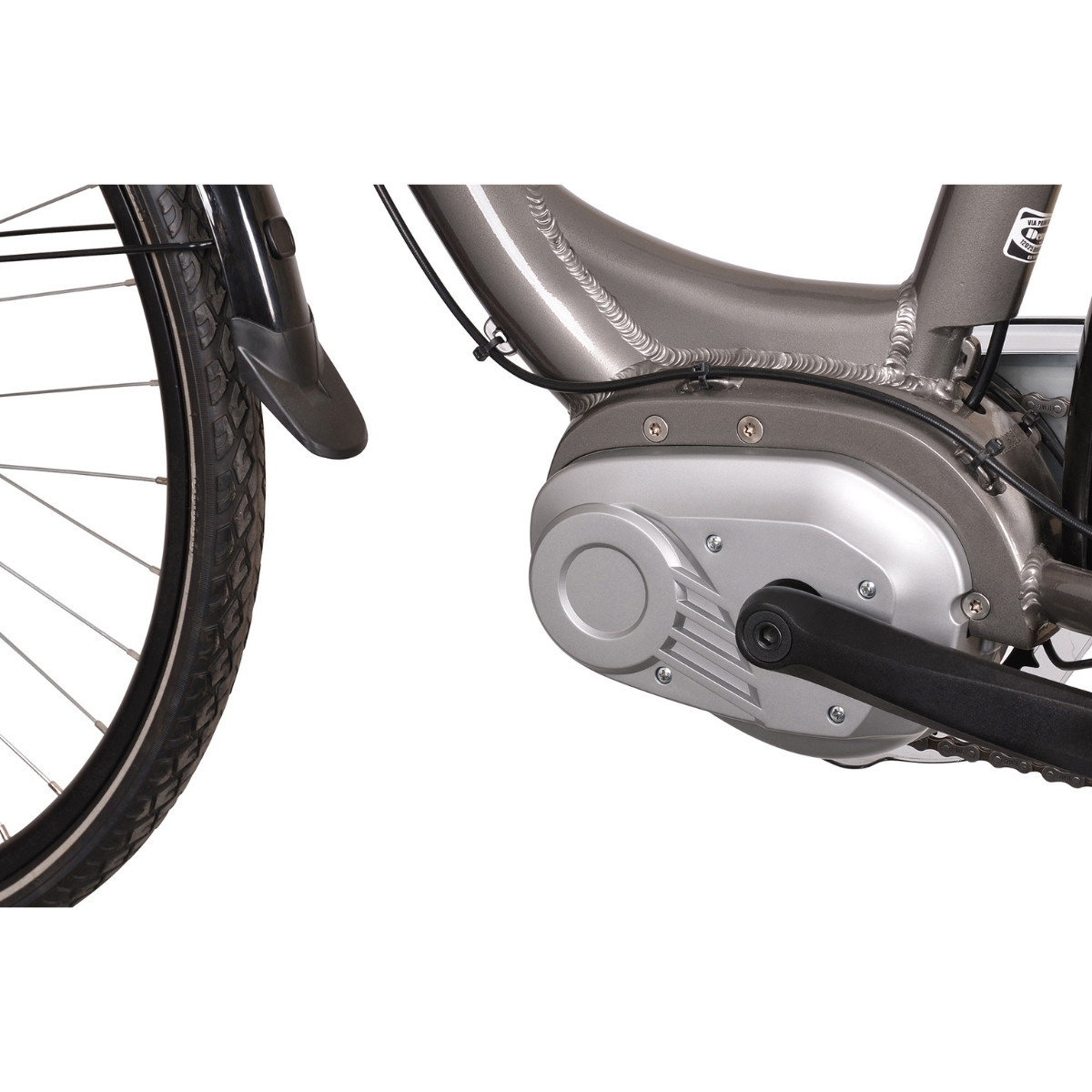 Zbliżenie srebrnej ramy roweru z silnikiem i kołem.