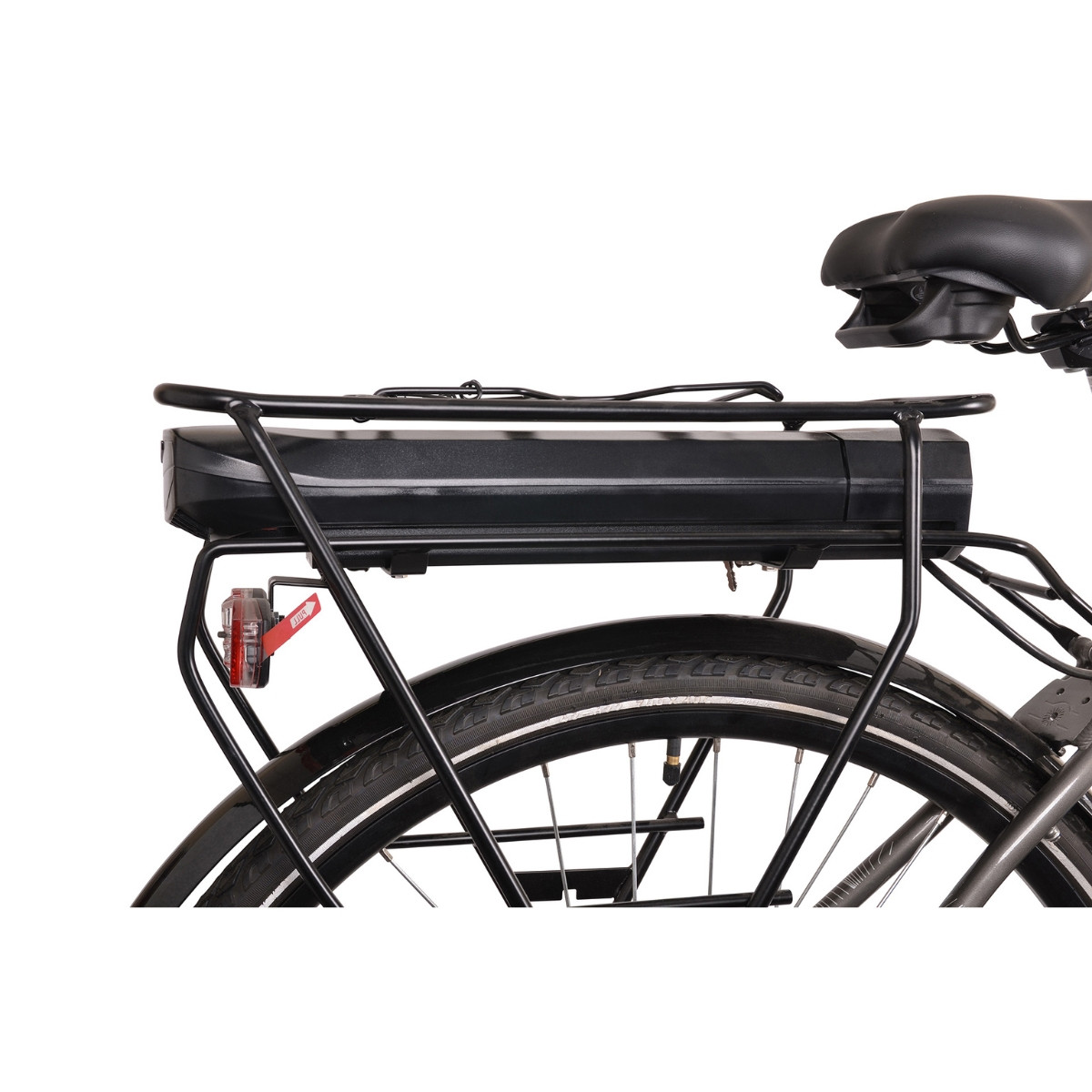 Zbliżenie tylnego bagażnika roweru z czarną baterią i czerwonym światłem.