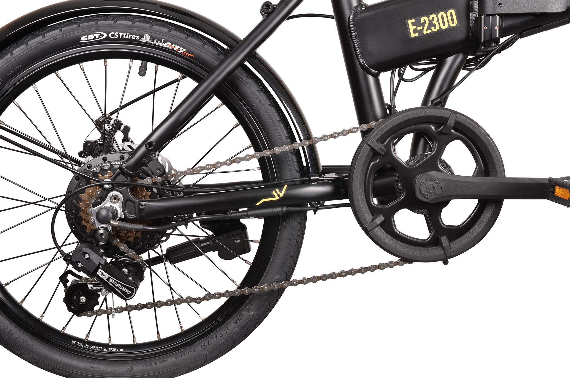 Zbliżenie czarnej ramy roweru z łańcuchem, korbą i tylnym kołem.