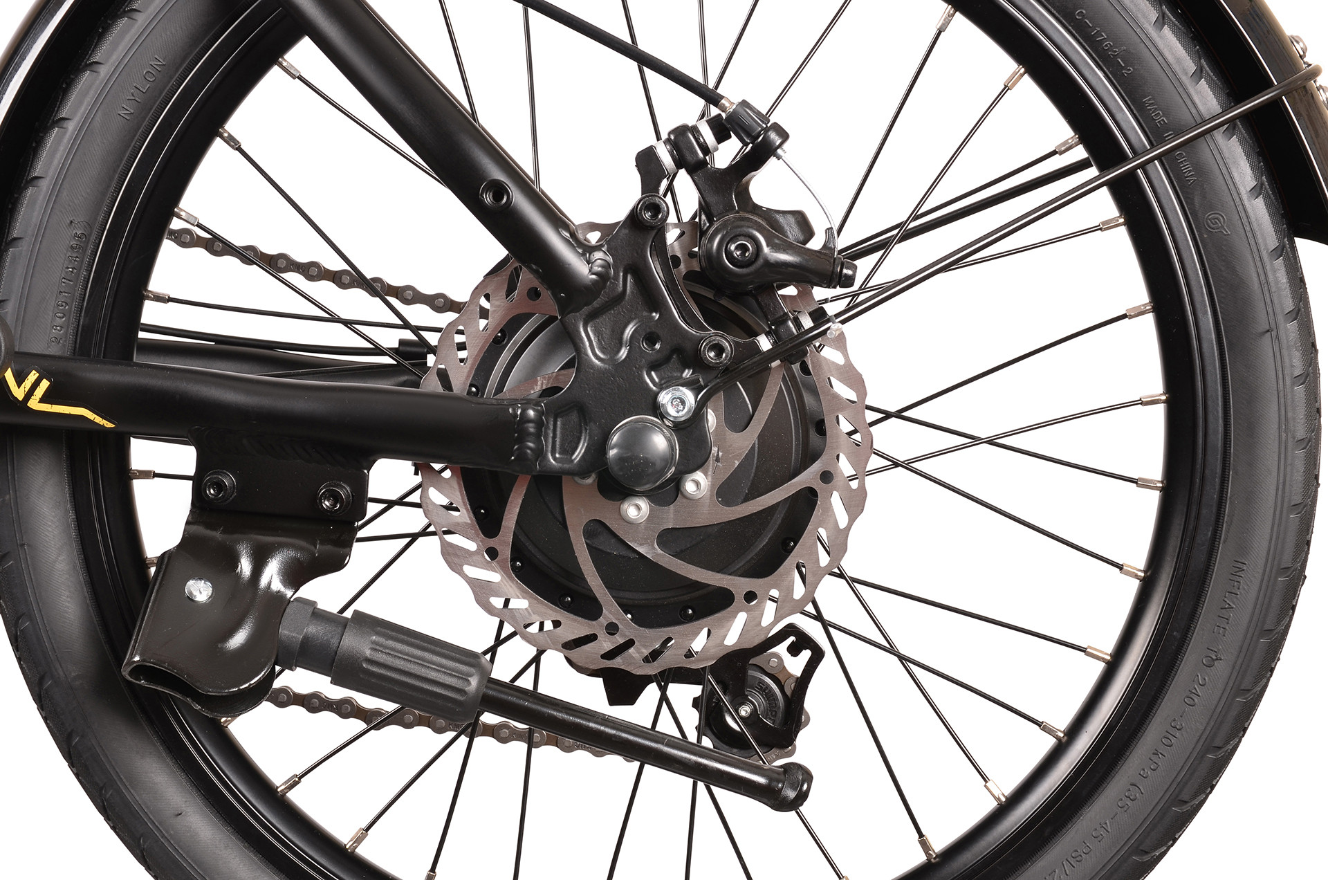 Zbliżenie tylnego koła czarnego roweru z hamulcem tarczowym.