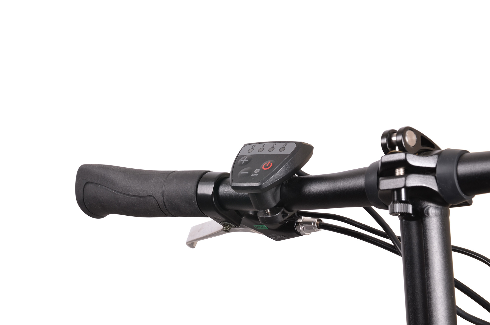 Zbliżenie czarnej kierownicy roweru z cyfrowym wyświetlaczem, uchwytem i dźwignią hamulca na białym tle.