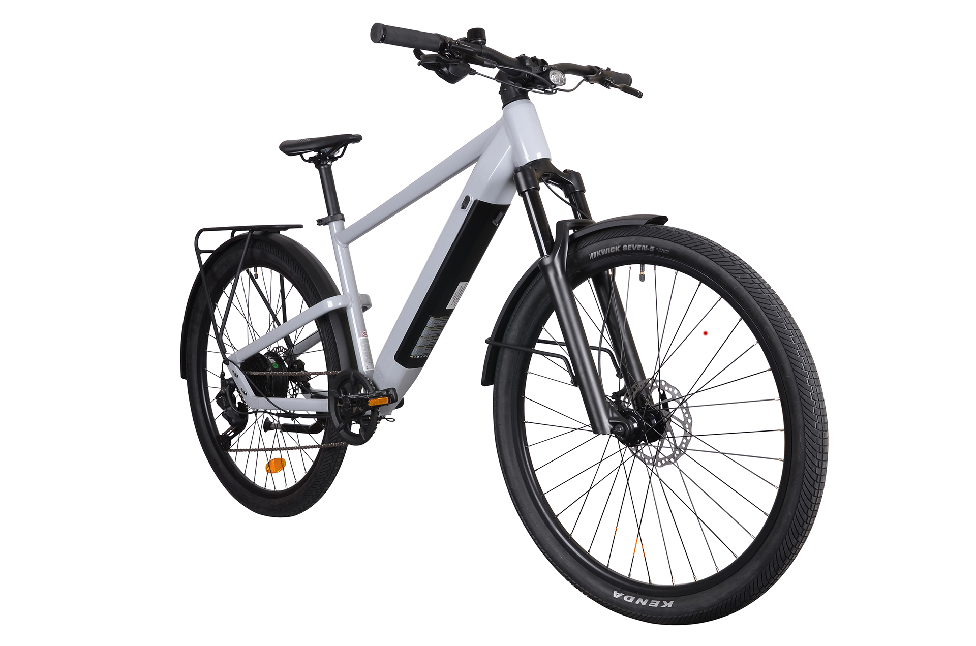 Jasnoszare e-bike z czarnymi błotnikami i bagażnikiem.