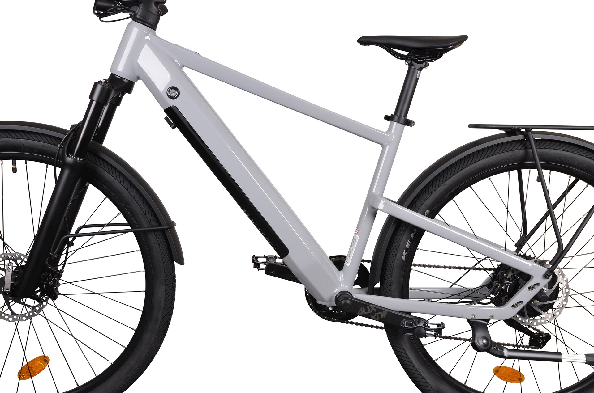 Szary rower elektryczny z czarnymi oponami, siodełkiem i błotnikami.