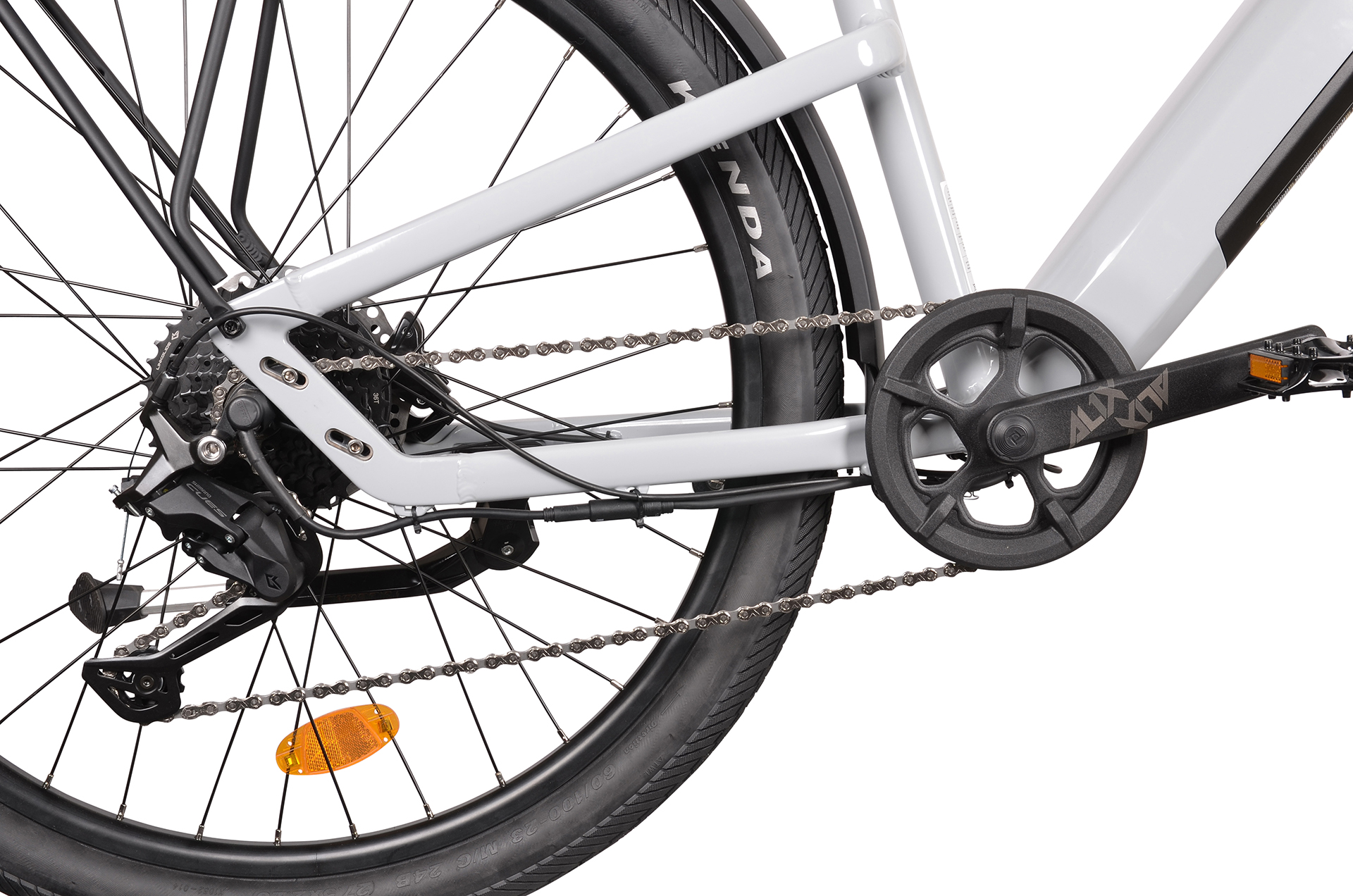 Zbliżenie na łańcuch, kasetę, korbę i tylne koło roweru.