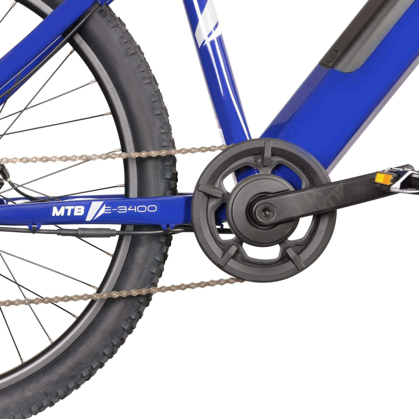Zbliżenie niebieskiego łańcucha, korby i opony roweru elektrycznego.