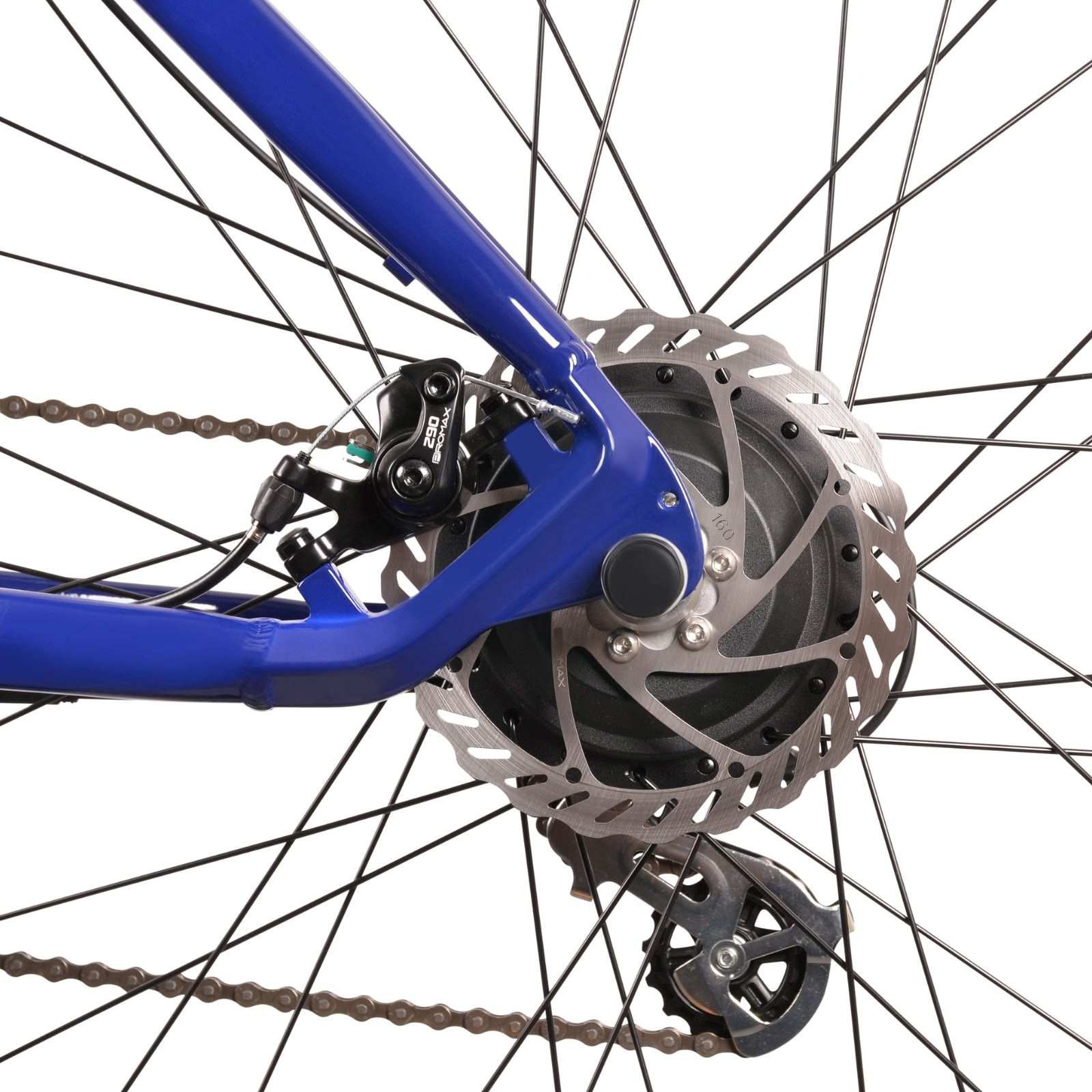 Zbliżenie niebieskiej ramy roweru, hamulca tarczowego, łańcucha i szprych.