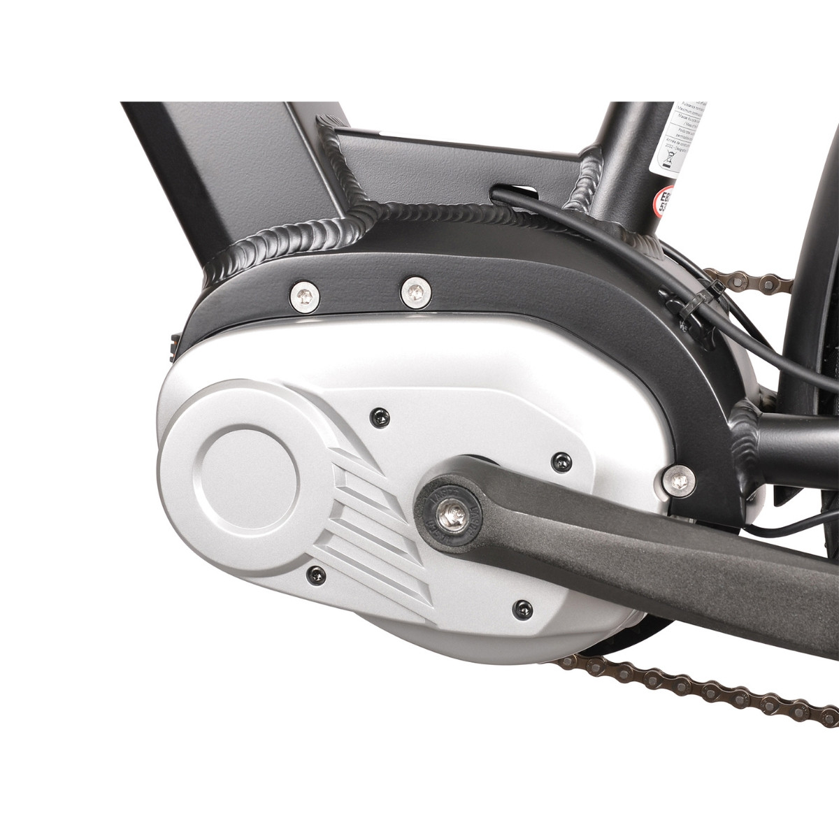 Zbliżenie na srebrny silnik i korbę roweru z łańcuchem.