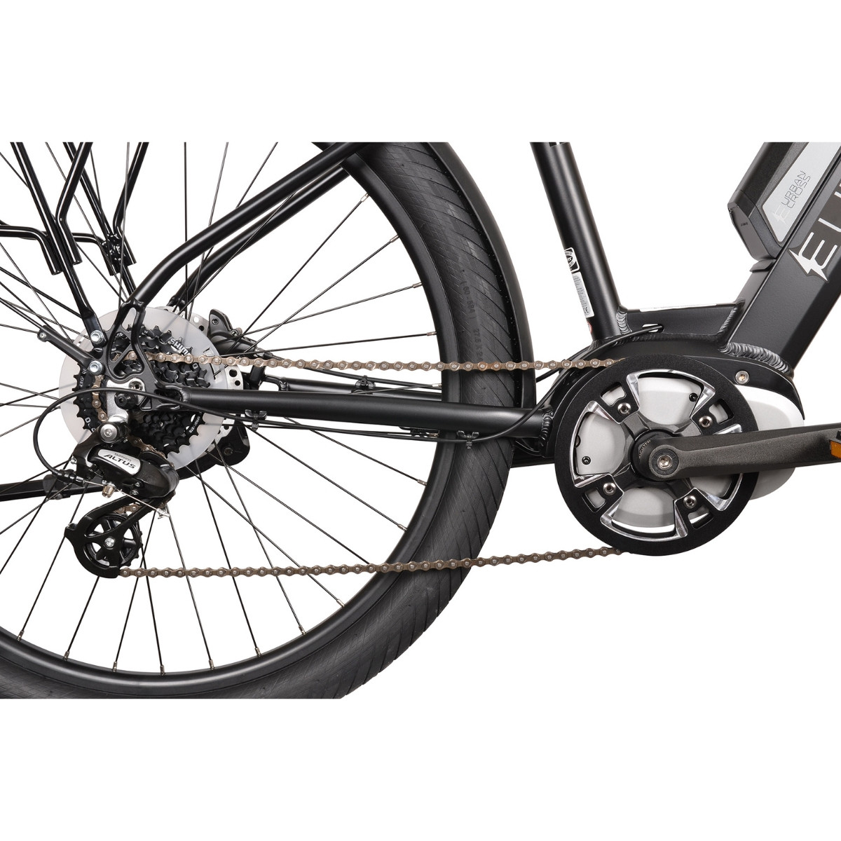 Zbliżenie na napęd czarnego roweru elektrycznego z łańcuchem i zębatkami.