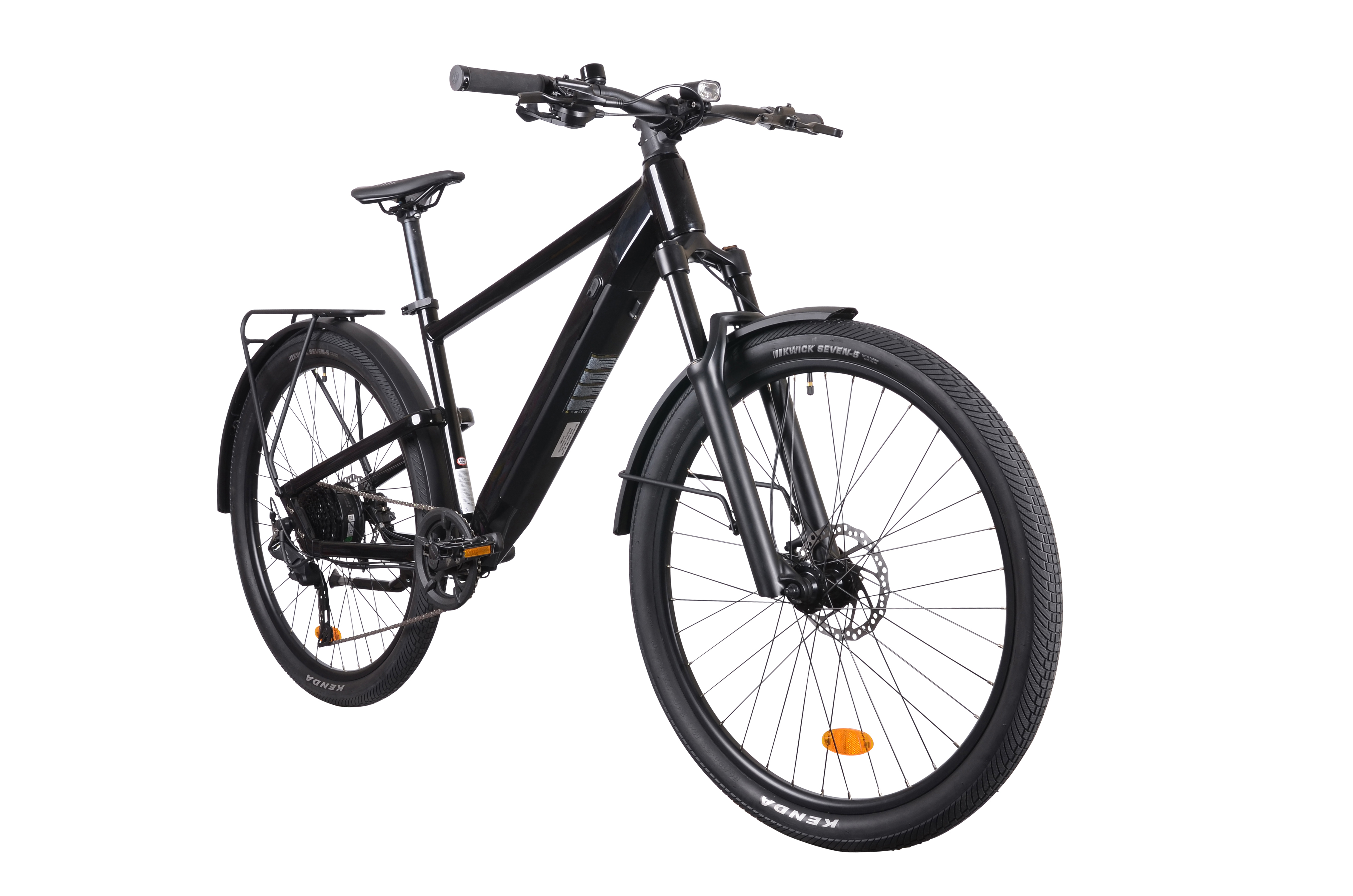 Czarny rower elektryczny z hamulcami tarczowymi i bagażnikiem, na białym tle.