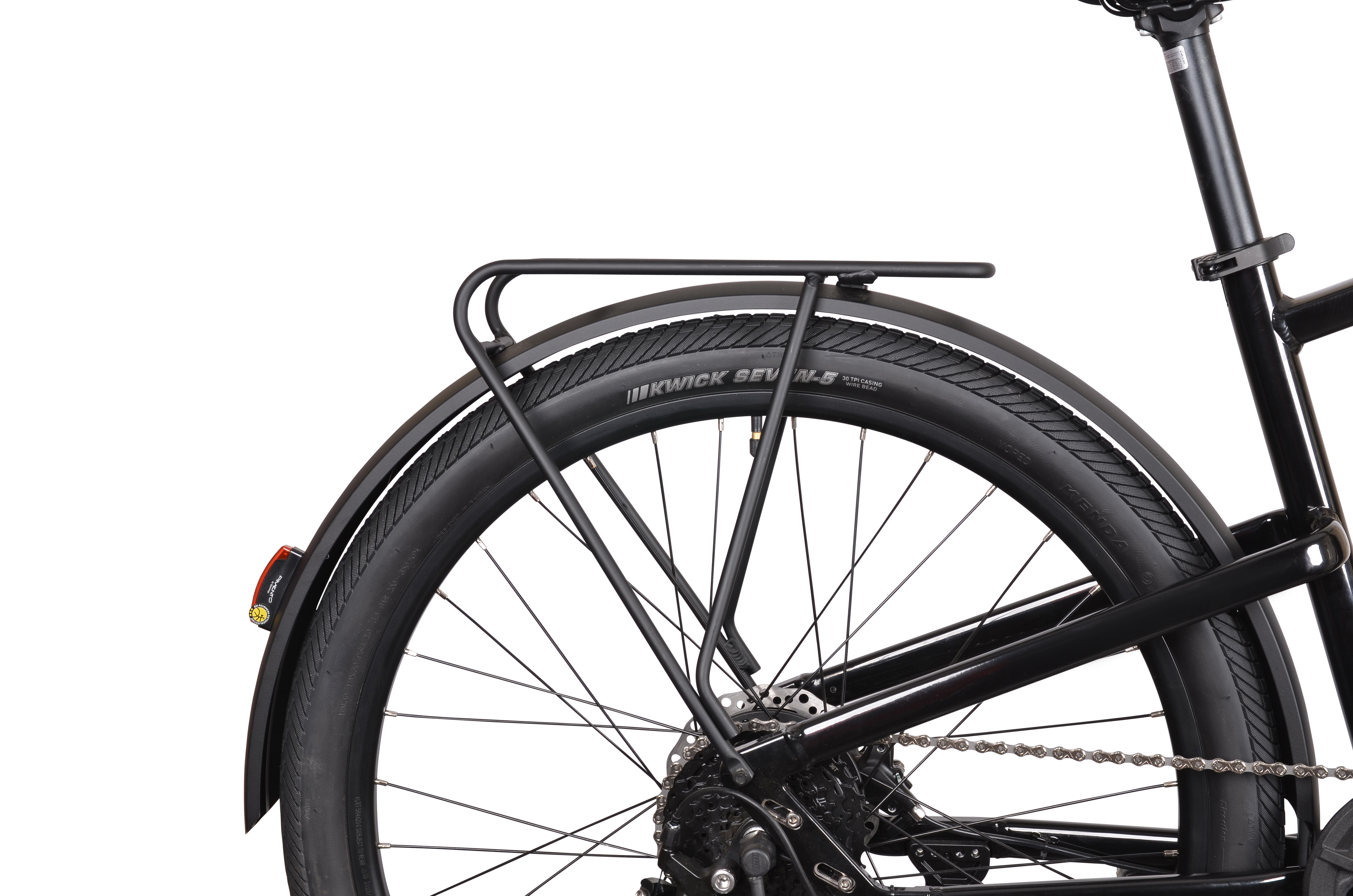 Zbliżenie czarnego koła rowerowego z bagażnikiem i błotnikiem.