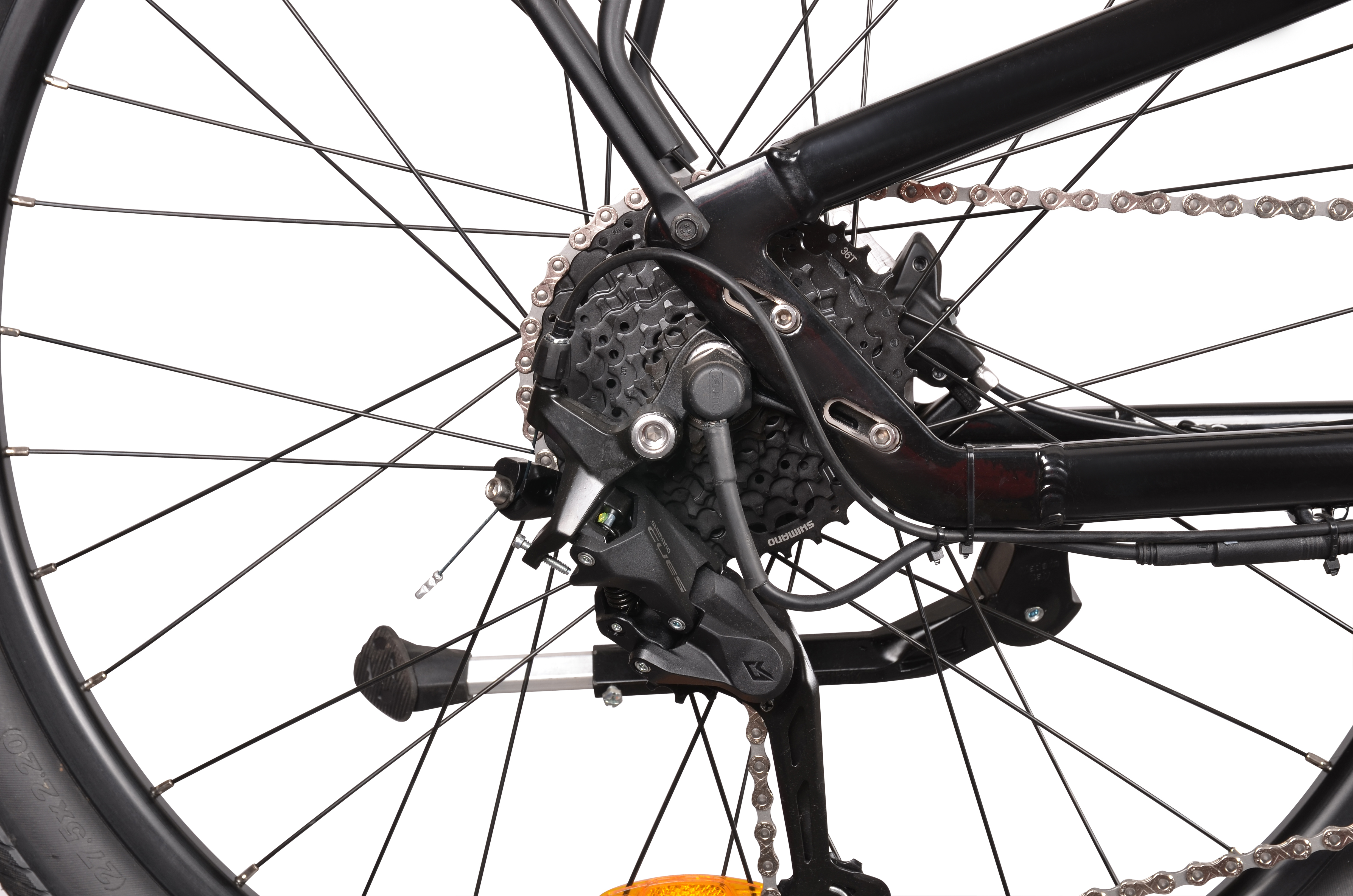 Zbliżenie tylnej przerzutki, kasety i łańcucha roweru na białym tle.