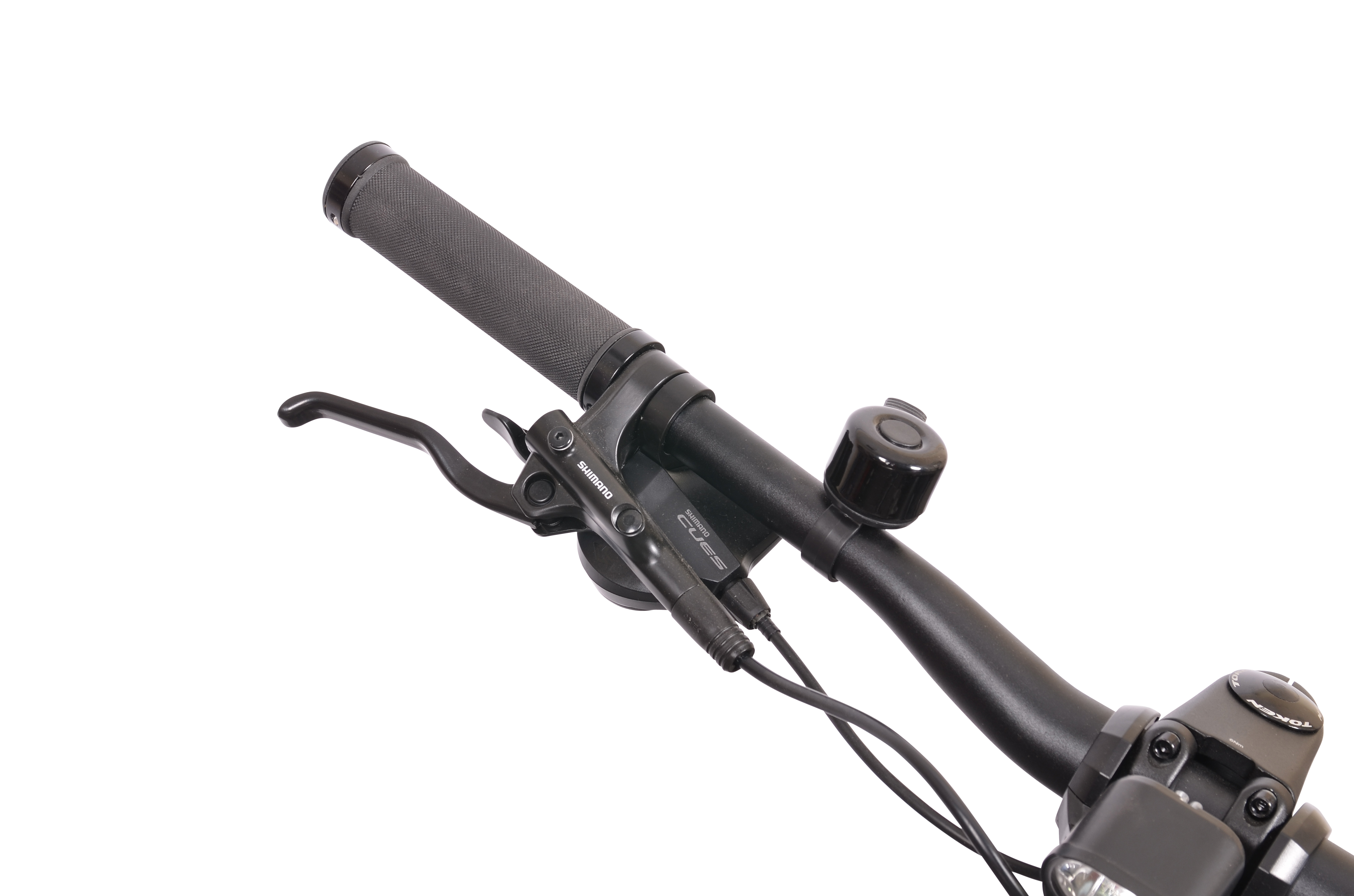 Czarna kierownica roweru z chwytem, dźwignią hamulca, dzwonkiem i kablami.