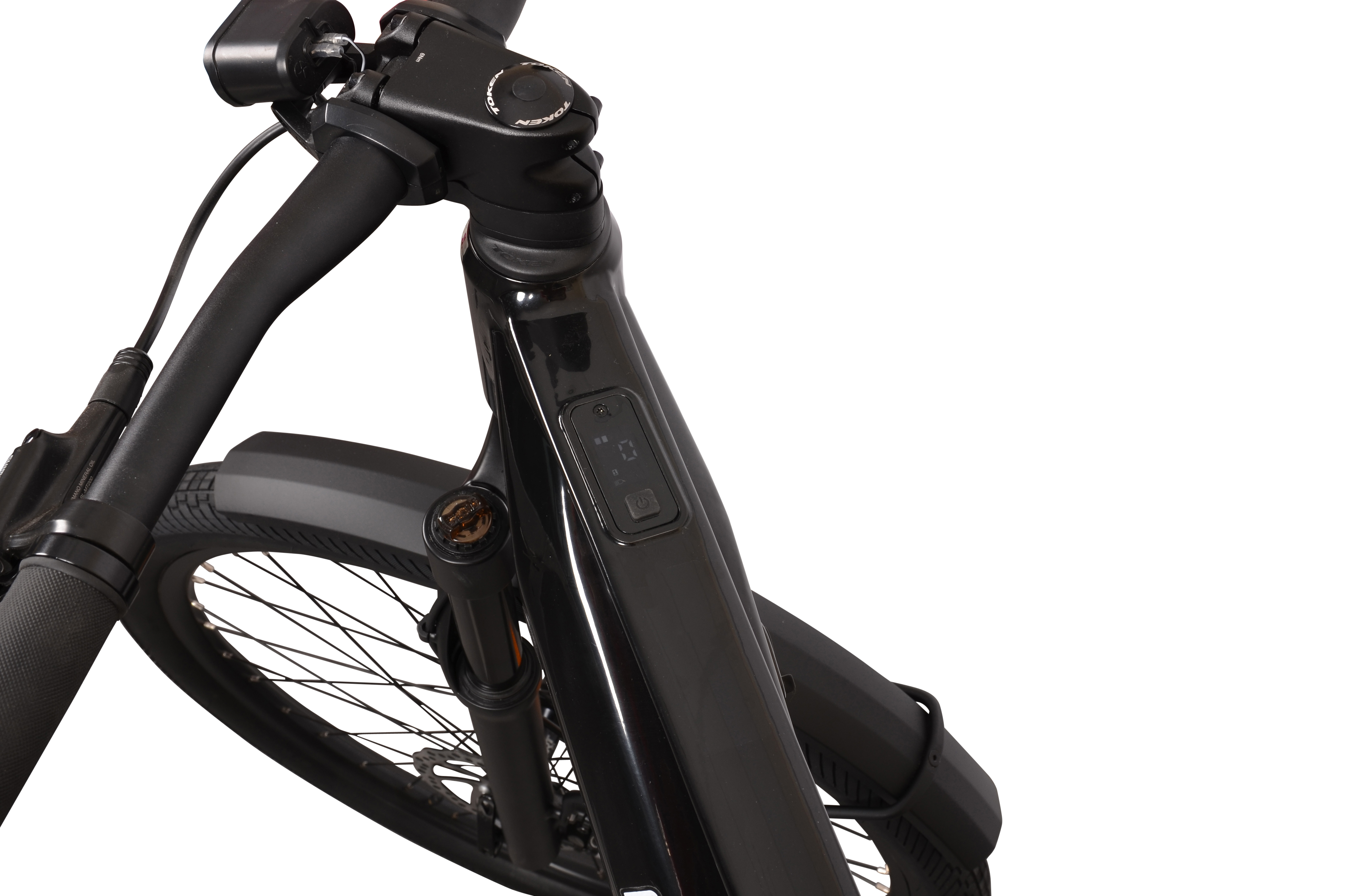 Zbliżenie czarnej ramy roweru z kierownicą, widelcem i wyświetlaczem.