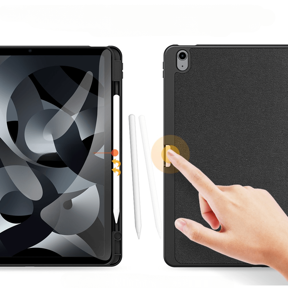 Ein Finger berührt einen Knopf an der Rückseite einer schwarzen Hülle für ein Tablet. Ein Stift haftet an der linken Seite.