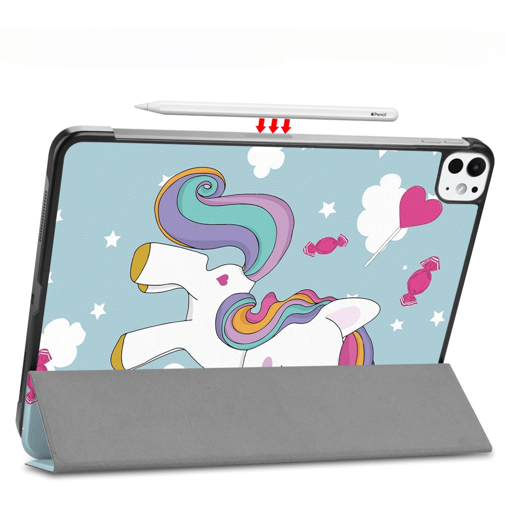 Ein iPad mit Einhorn-Aufdruck und Stifthalterung, auf hellblauem Hintergrund.