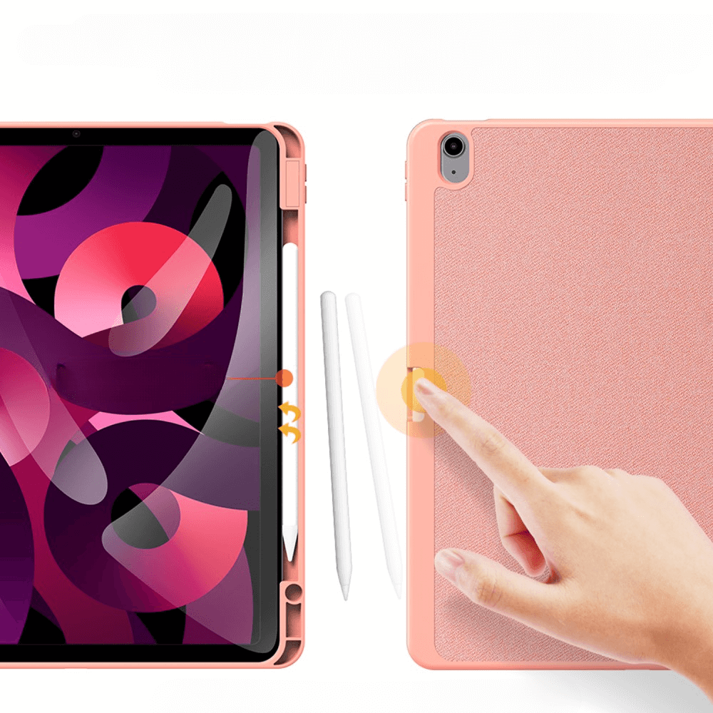 Ein rosafarbener iPad-Ständer mit einem iPad und zwei Stiften daneben.