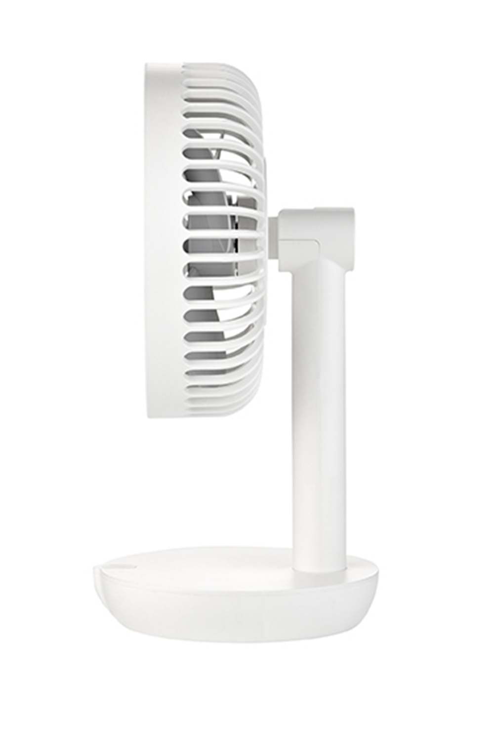 Ein weißer, tragbarer Tischventilator mit rundem Sockel und schwenkbarem Kopf.