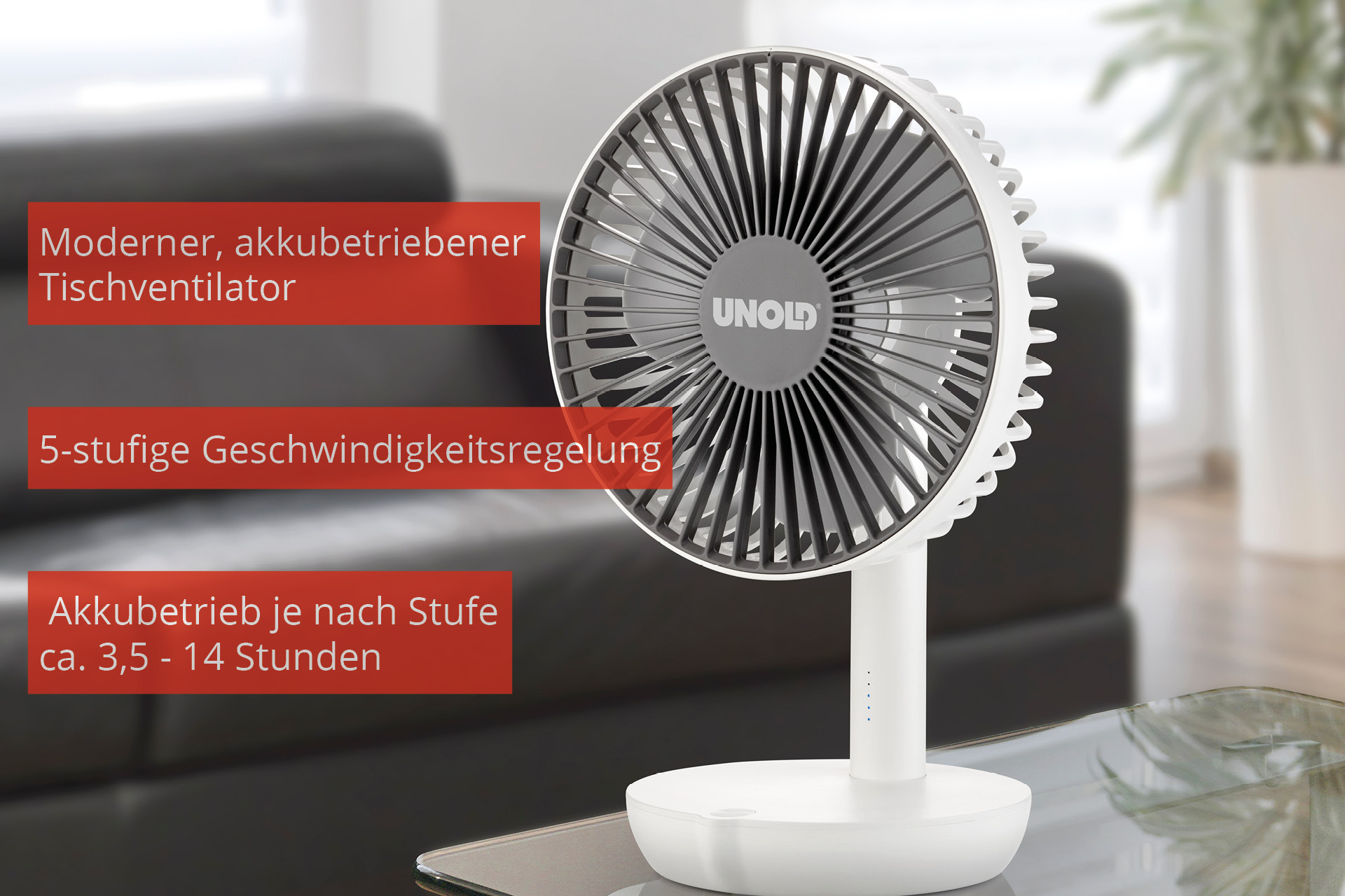 Ein weißer Unold Tischventilator mit grauem Gitter und blauen Anzeigen leuchtet auf einem Glastisch in einem Wohnzimmer.