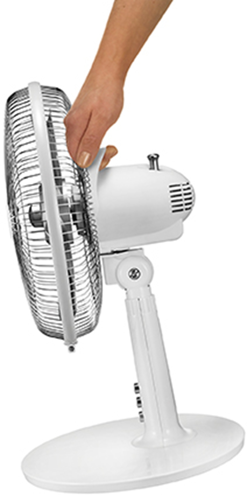 Jasnoskóra dłoń reguluje górną część białego i srebrnego wentylatora biurkowego, izolowanego na białym tle.