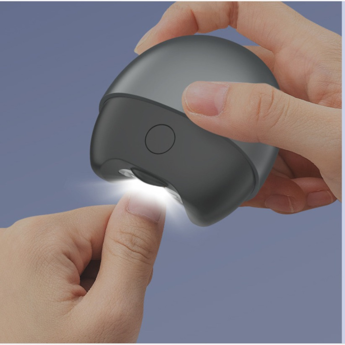 Elektryczny obcinacz do paznokci z lampką przycina paznokieć.