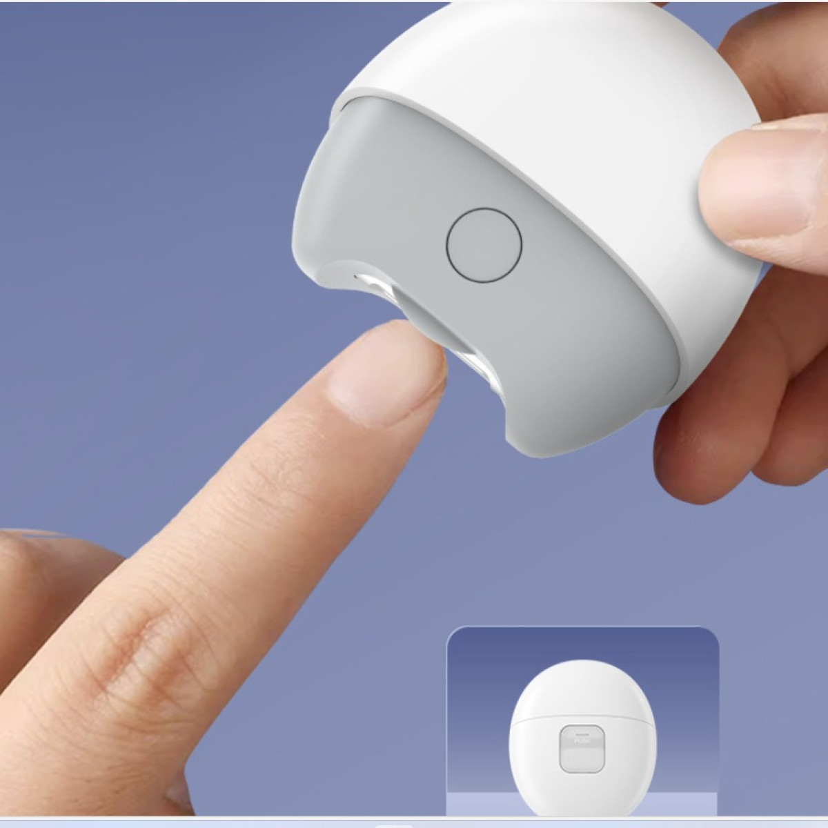 Biała i szara pilniczka do paznokci trzymana przez palce, zbliżająca się do kciuka.