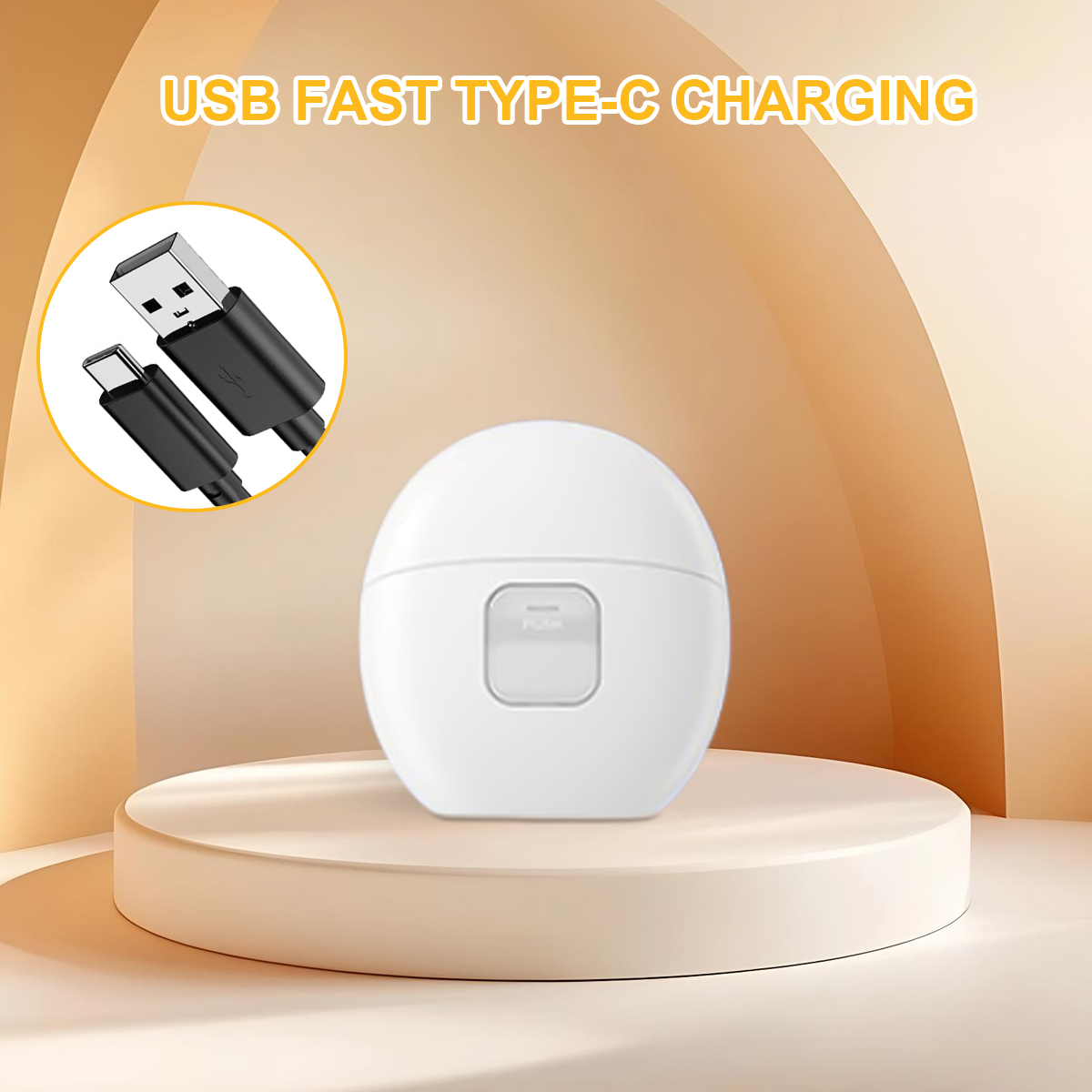 Białe, jajowate urządzenie elektroniczne z szarym przyciskiem na beżowym okrągłym stojaku. Widoczny jest kabel USB-C.