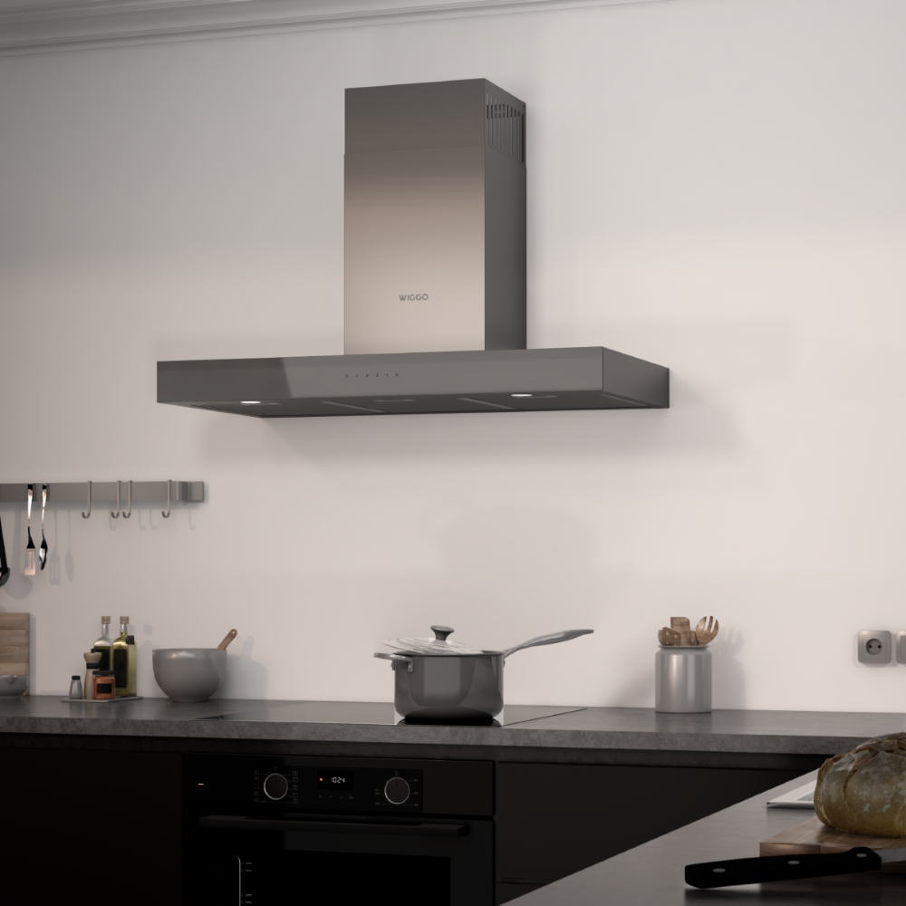 Cuisine moderne avec hotte aspirante, pot sur cuisinière et pain sur planche à découper.