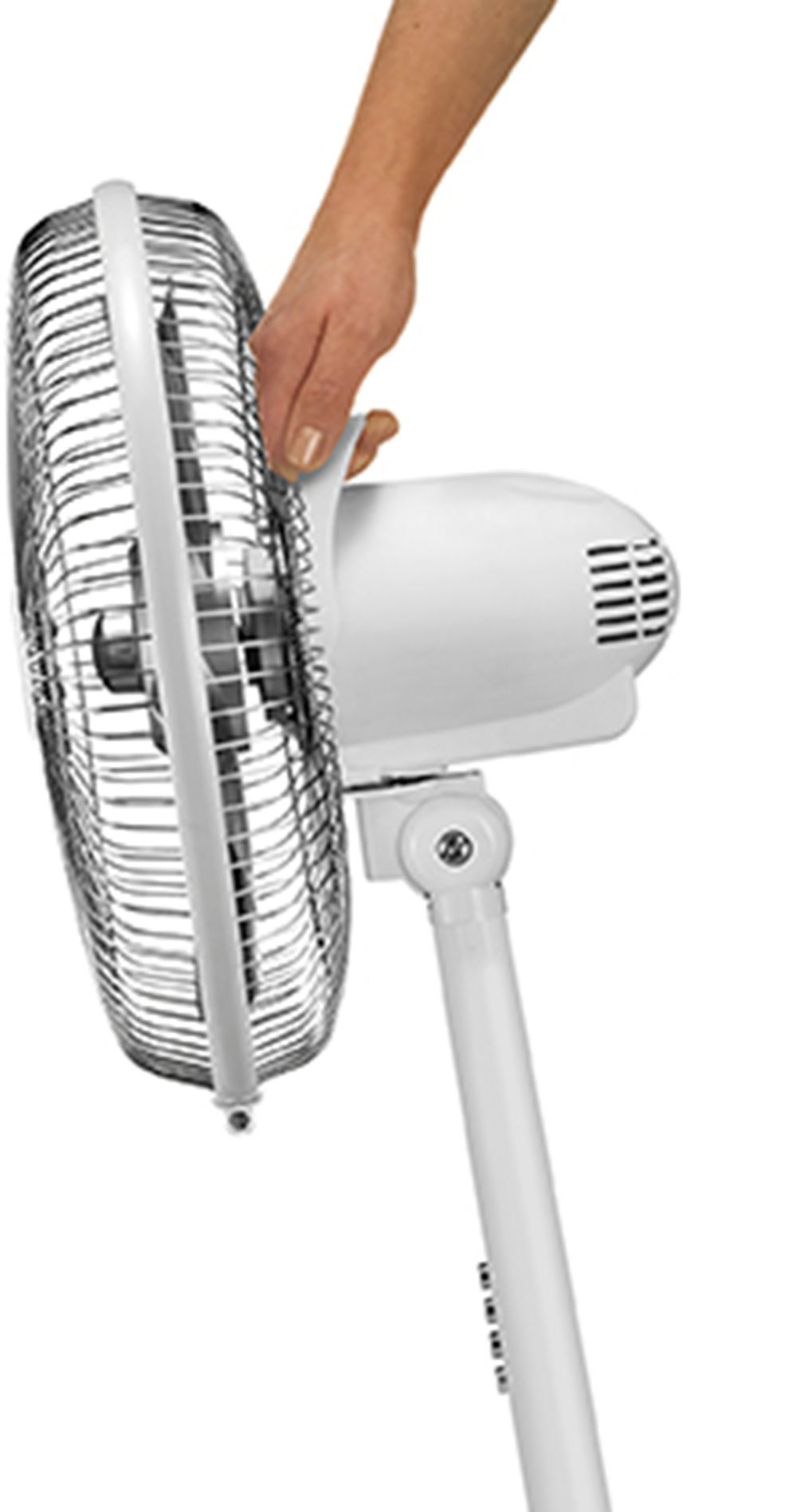 Dłoń chwyta metalową kratkę białego wentylatora.