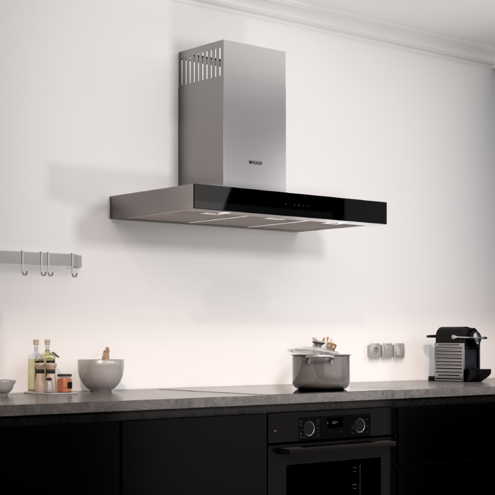 Hotte de cuisine moderne en inox au-dessus d'une plaque noire avec casseroles.