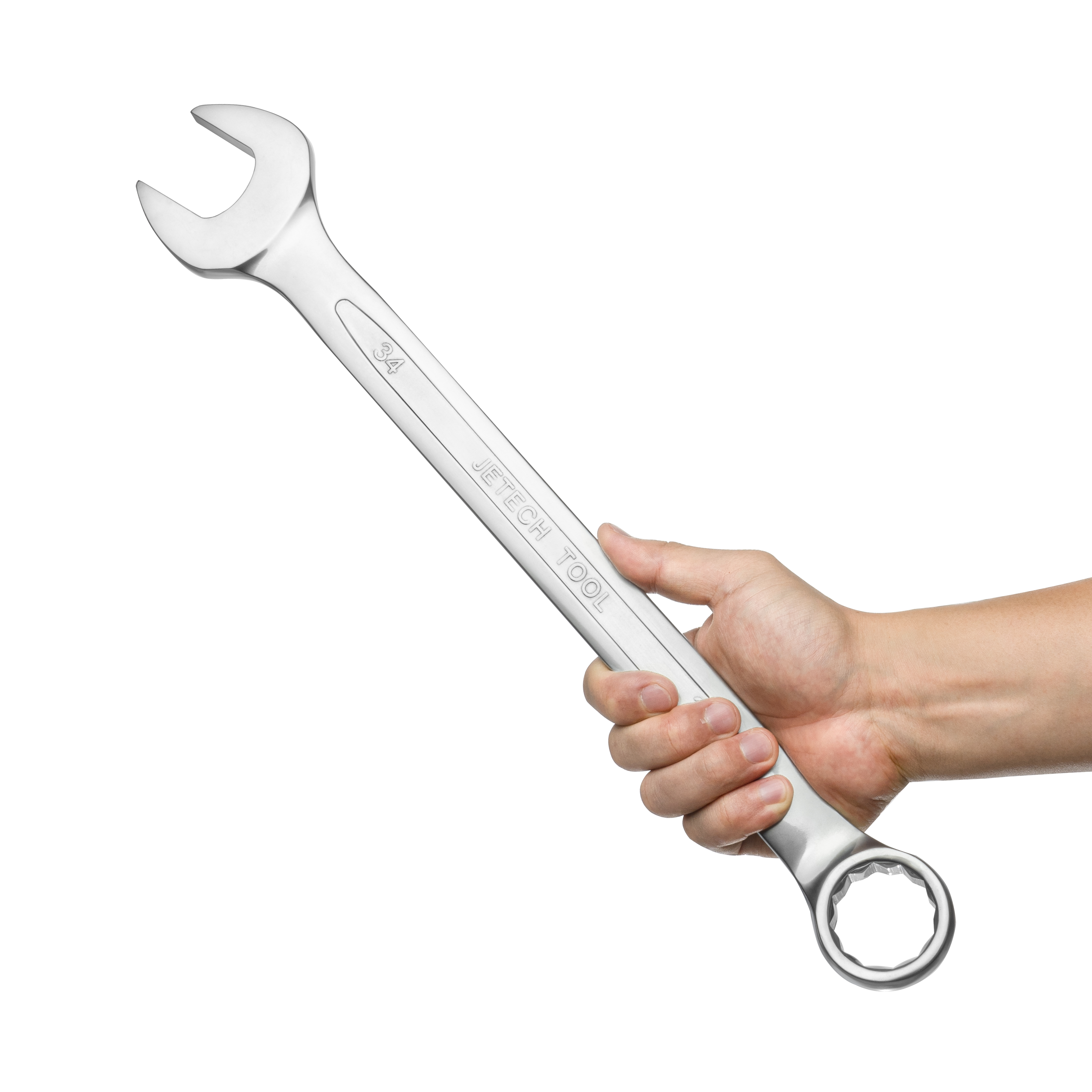 La mano di una persona tiene una grande chiave inglese color argento su uno sfondo bianco semplice.