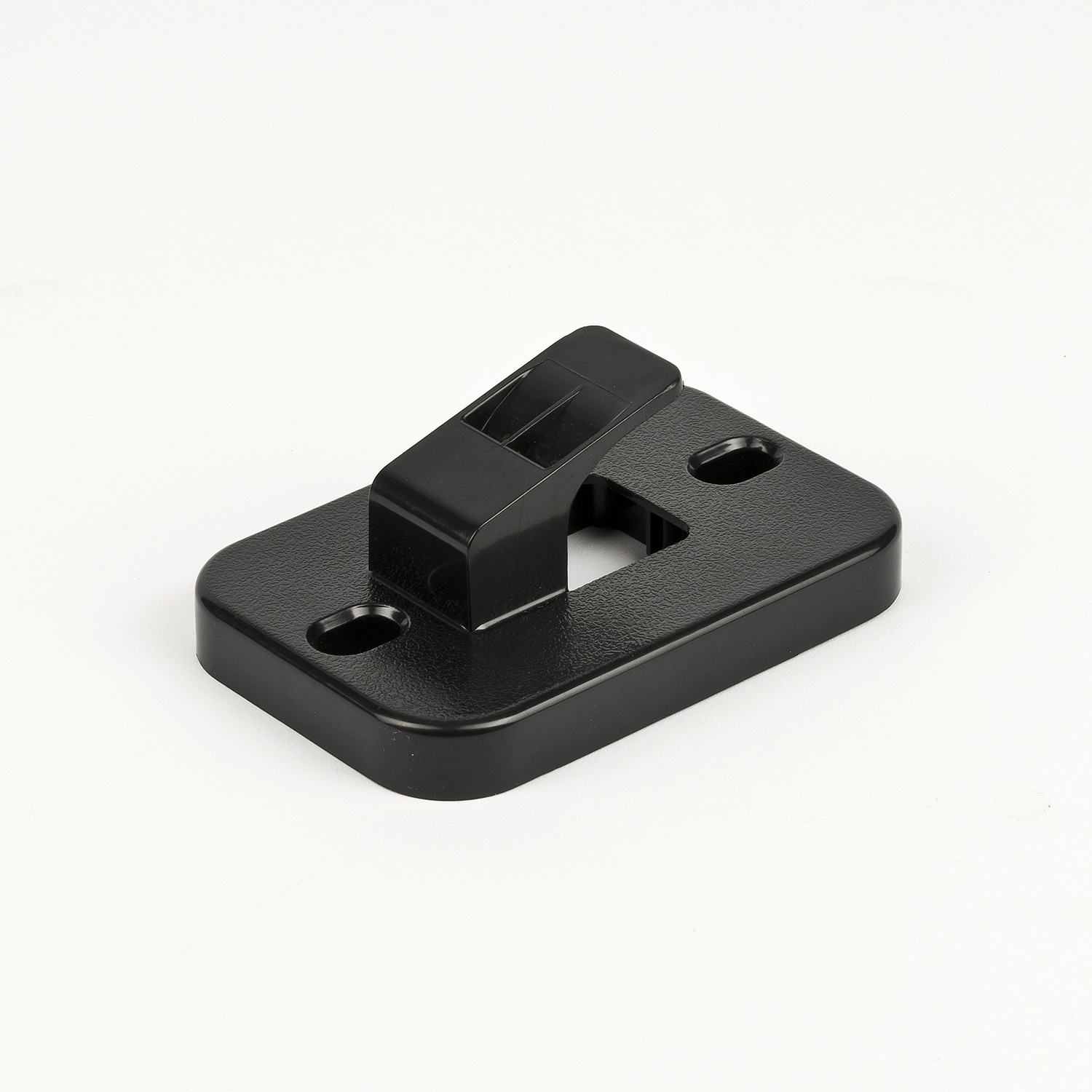 Una clip in plastica nera con due fori per viti su sfondo bianco.