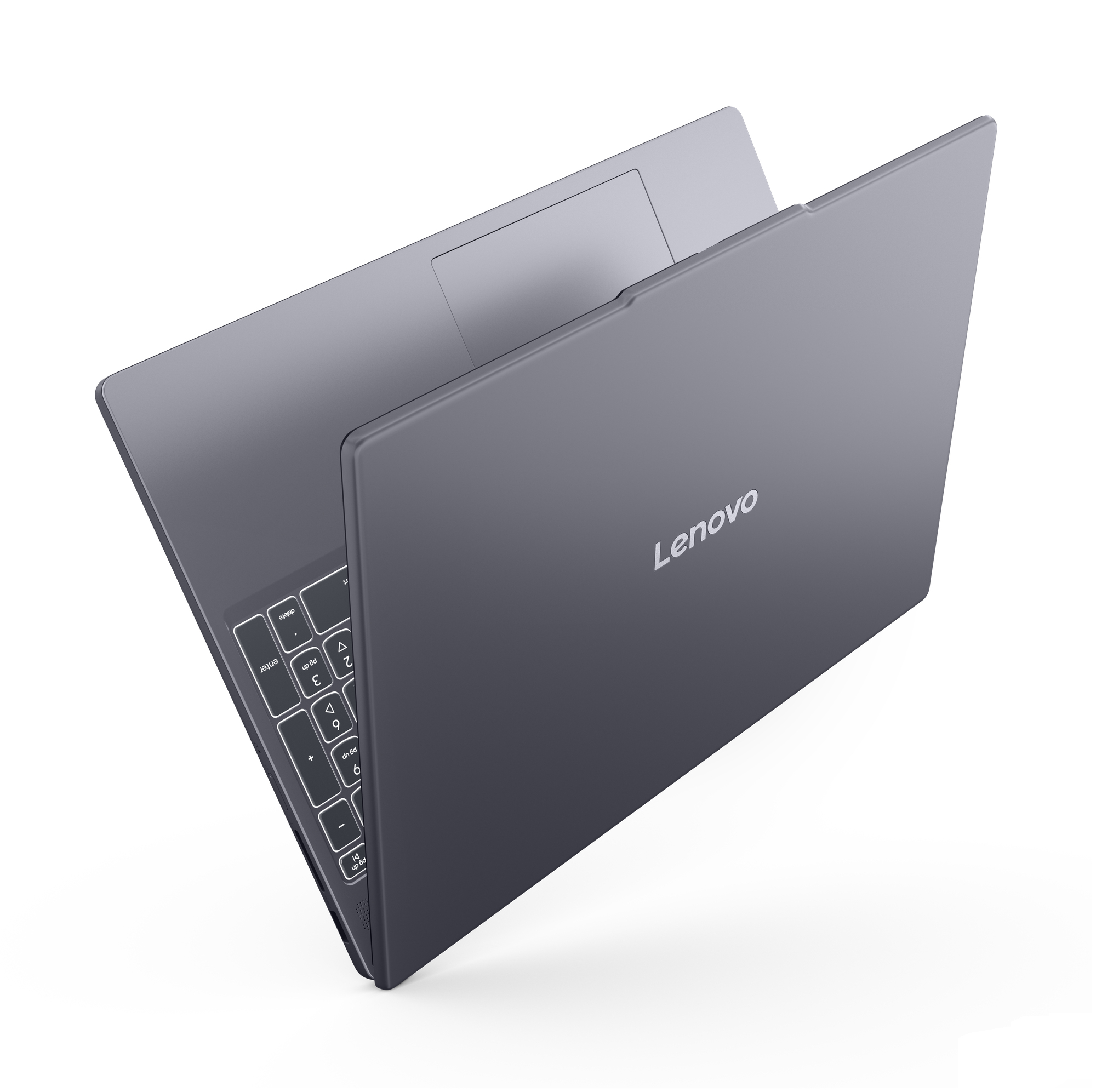 Un laptop Lenovo grigio è inclinato su uno sfondo bianco, rivelando la tastiera, il touchpad e il logo Lenovo.