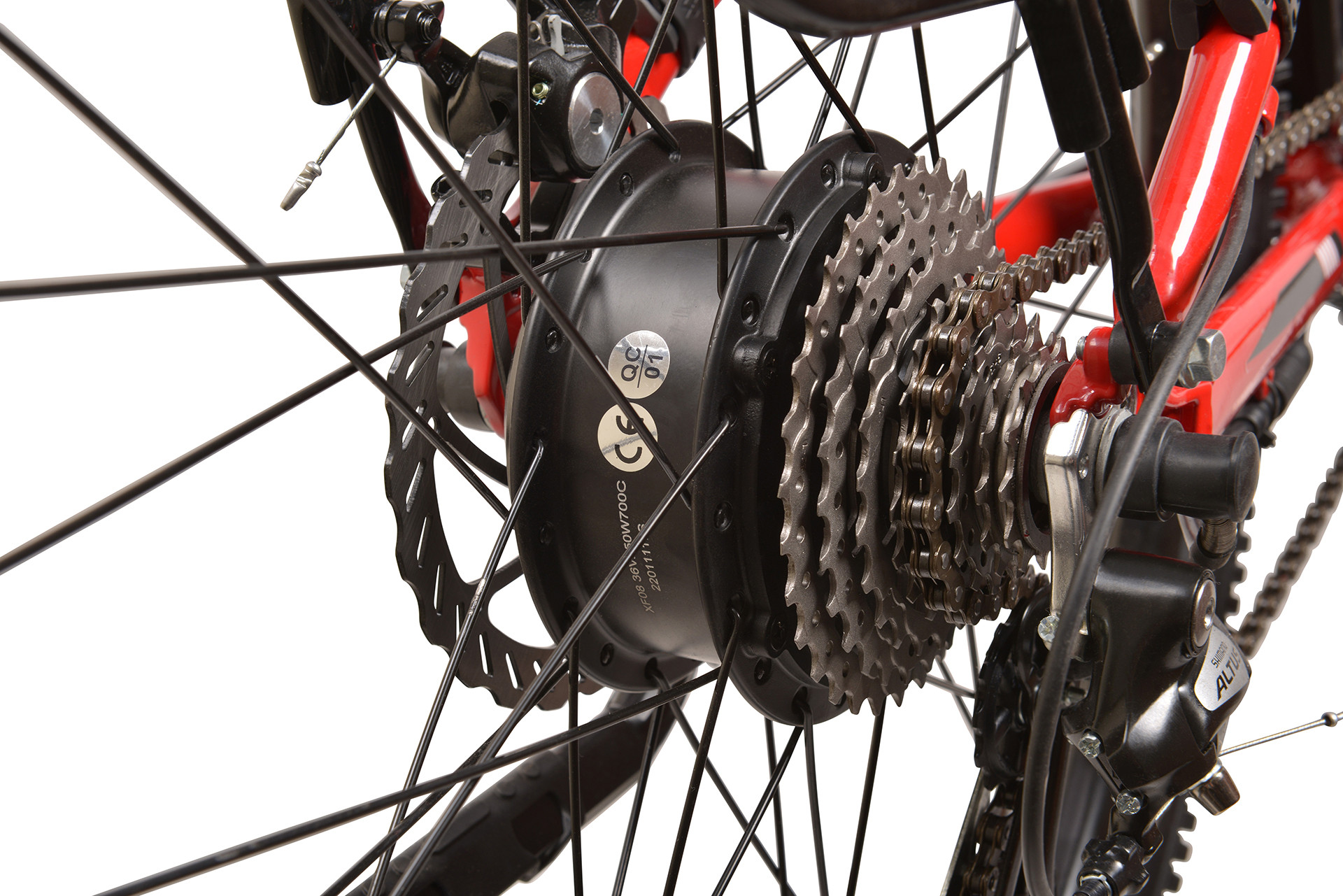 Zbliżenie silnika piasty roweru z kasetą i łańcuchem.