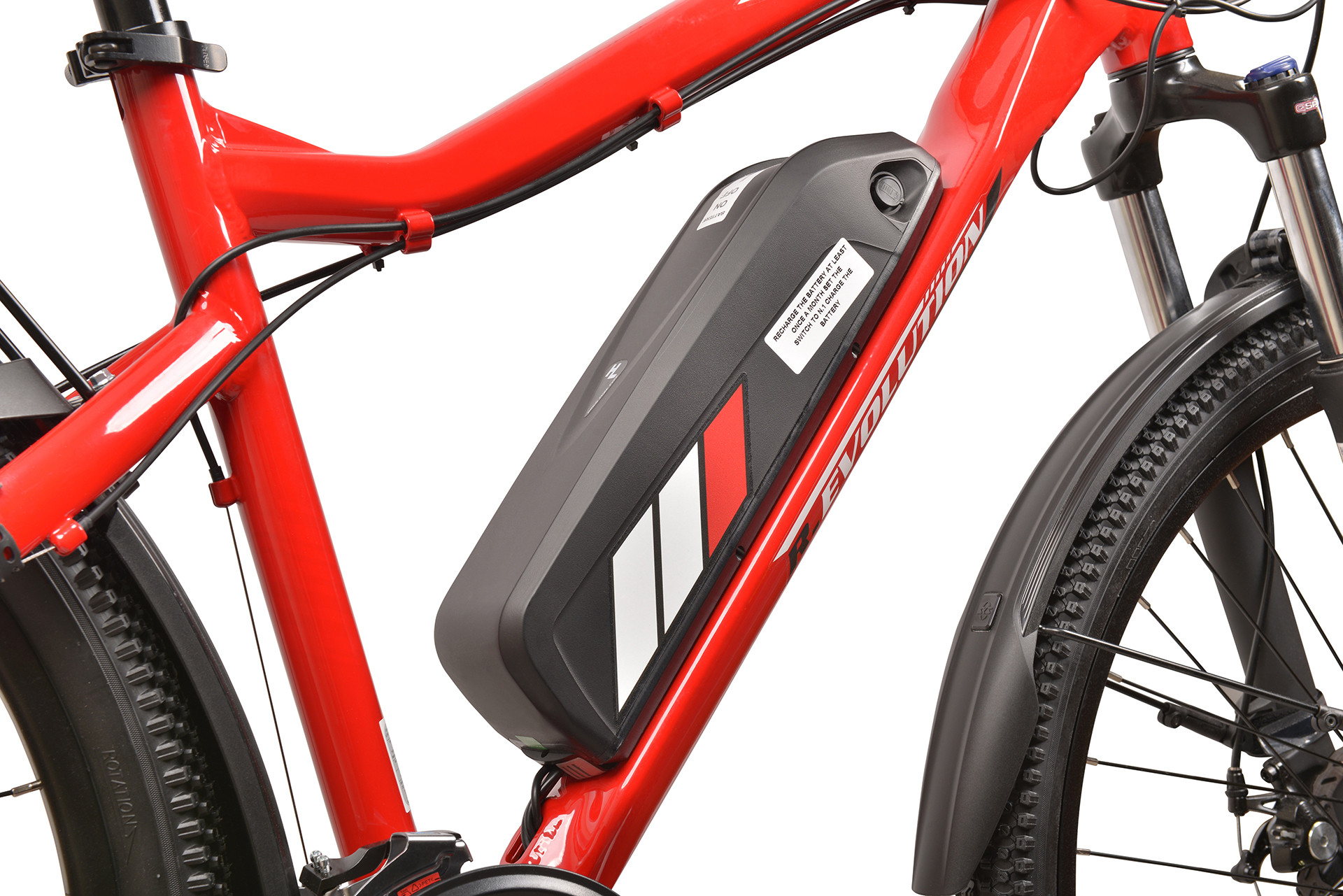 Czerwony rower elektryczny z czarną baterią i amortyzowanym widelcem.