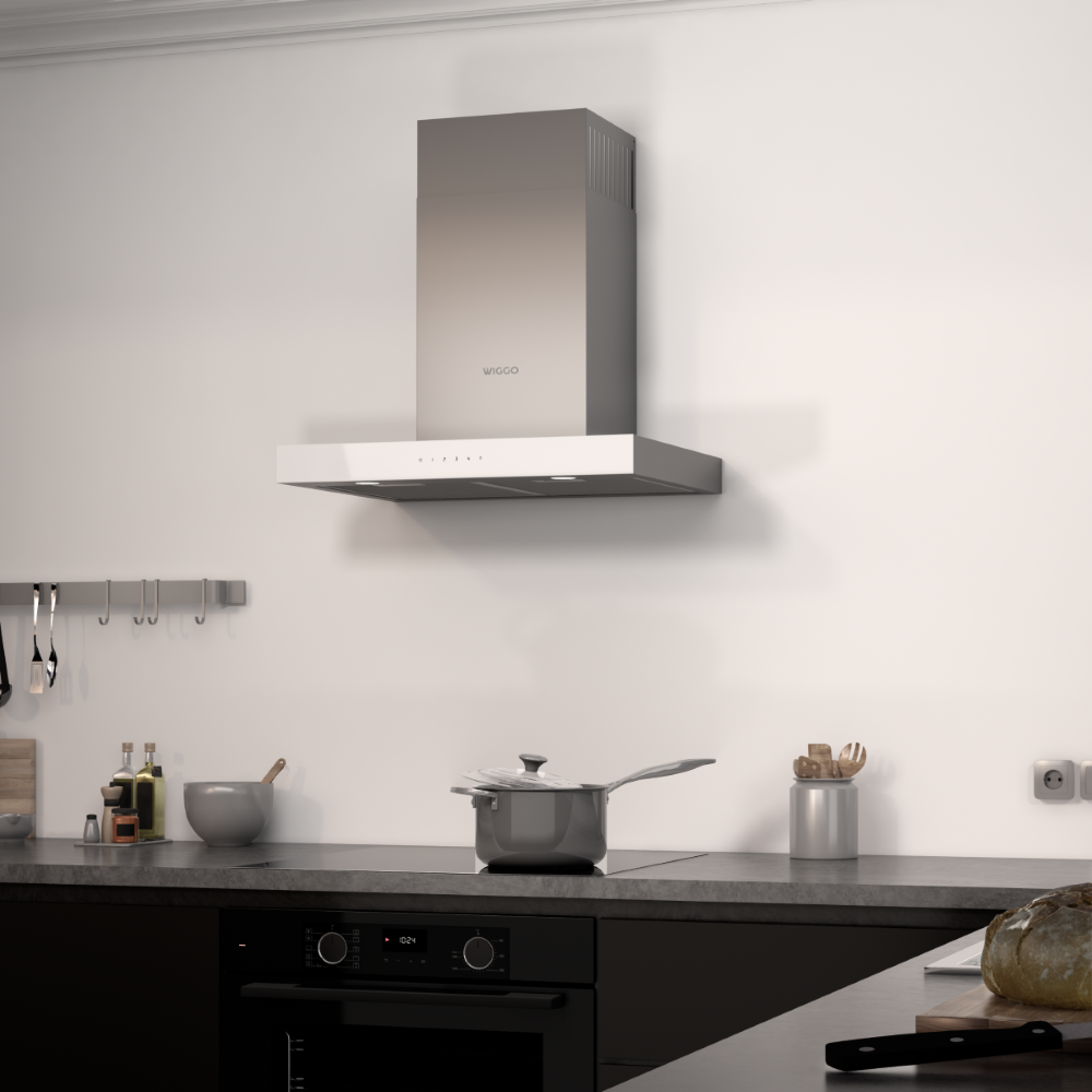 Een moderne keuken met RVS afzuigkap, pan en oven.