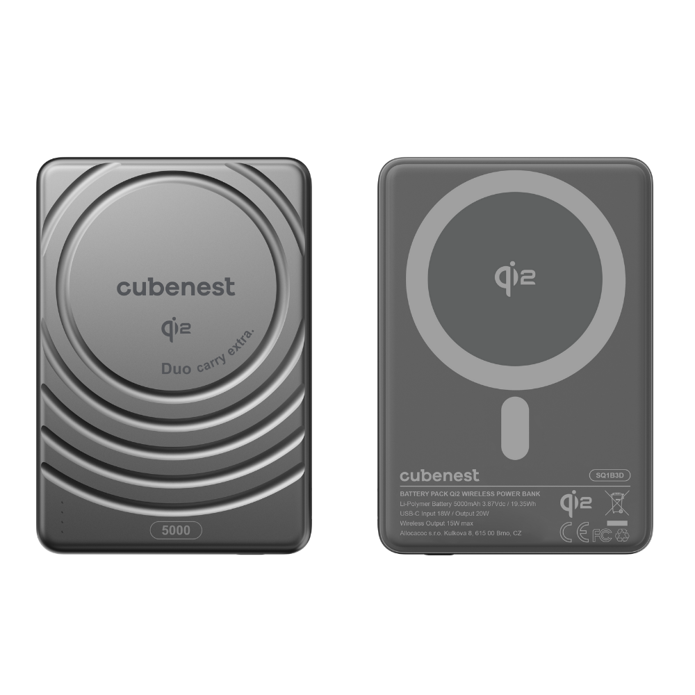 Zwei graue Cubenest QI2 Powerbanks nebeneinander, Vorder- und Rückseite.