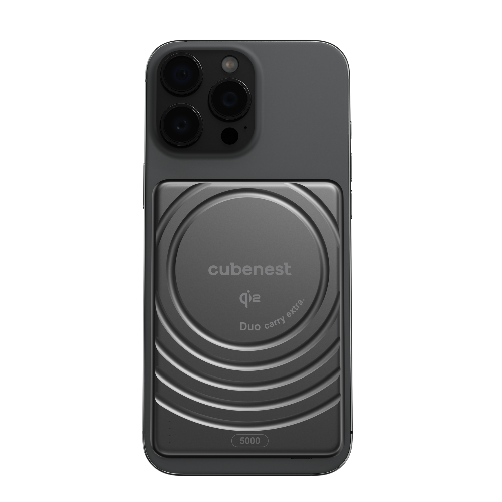 Dunkelgraues iPhone mit Kameramodul und magnetischem Lade-Case.