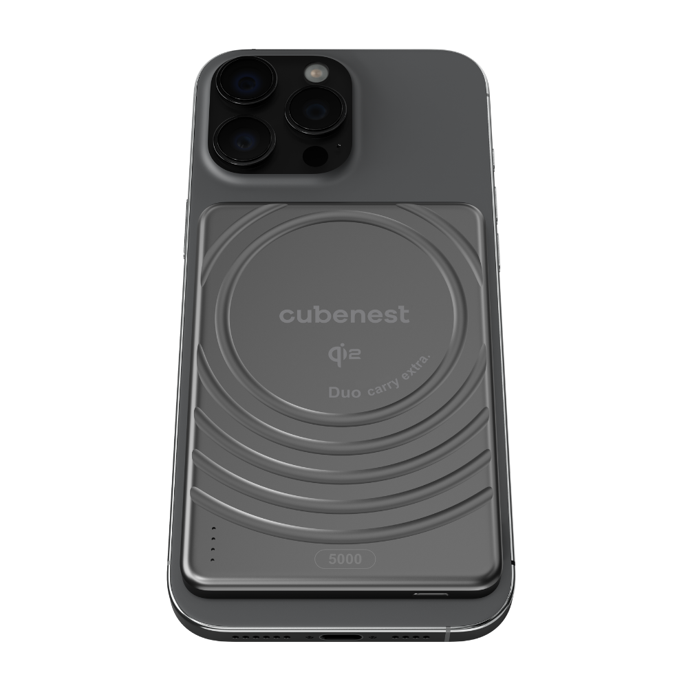 Ein graues iPhone mit einer grauen Hülle, die mit 'cubanest Duo carry extra' bedruckt ist.